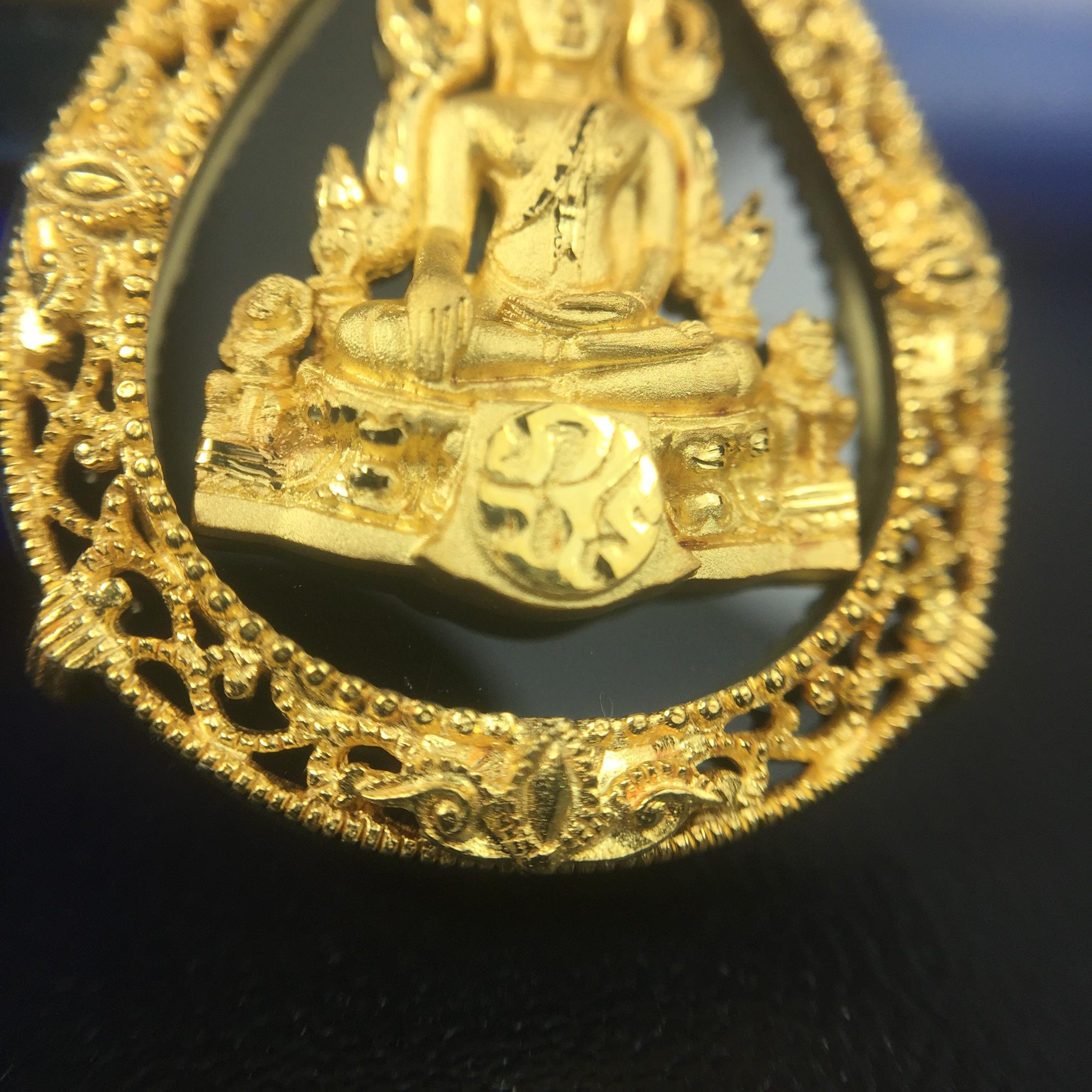 เหรียญพระพุทธชินราช ภปร. รูปหยดน้ำ โครงการ เพราะแผ่นดินนี้คือแผ่นดินเกิด เนื้อทองคำ (นน.รวม 7.3 กรัม) ปี2551 (ขนาด 21 x 29 มม.) (สวยงามหายาก)1ใน 3000องค์