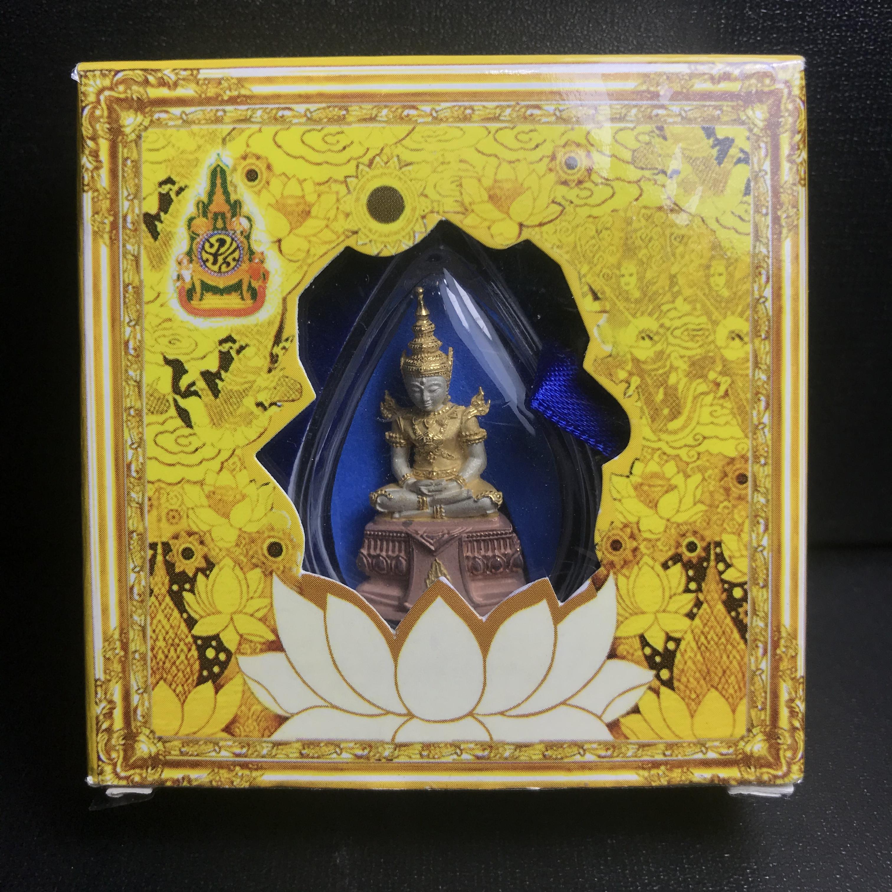 พระแก้วมรกต(จำลอง)ลอยองค์ ขนาดหน้าตัก 1/2 นิ้ว ทรงเครื่องฤดูร้อน เนื้อเงินสามกษัตริย์ ตราสัญลักษณ์ฉลองสิริราชสมบัติ ครบ 60 ปี พ.ศ.2549(สภาพสวย ครบ สมบูรณ์)