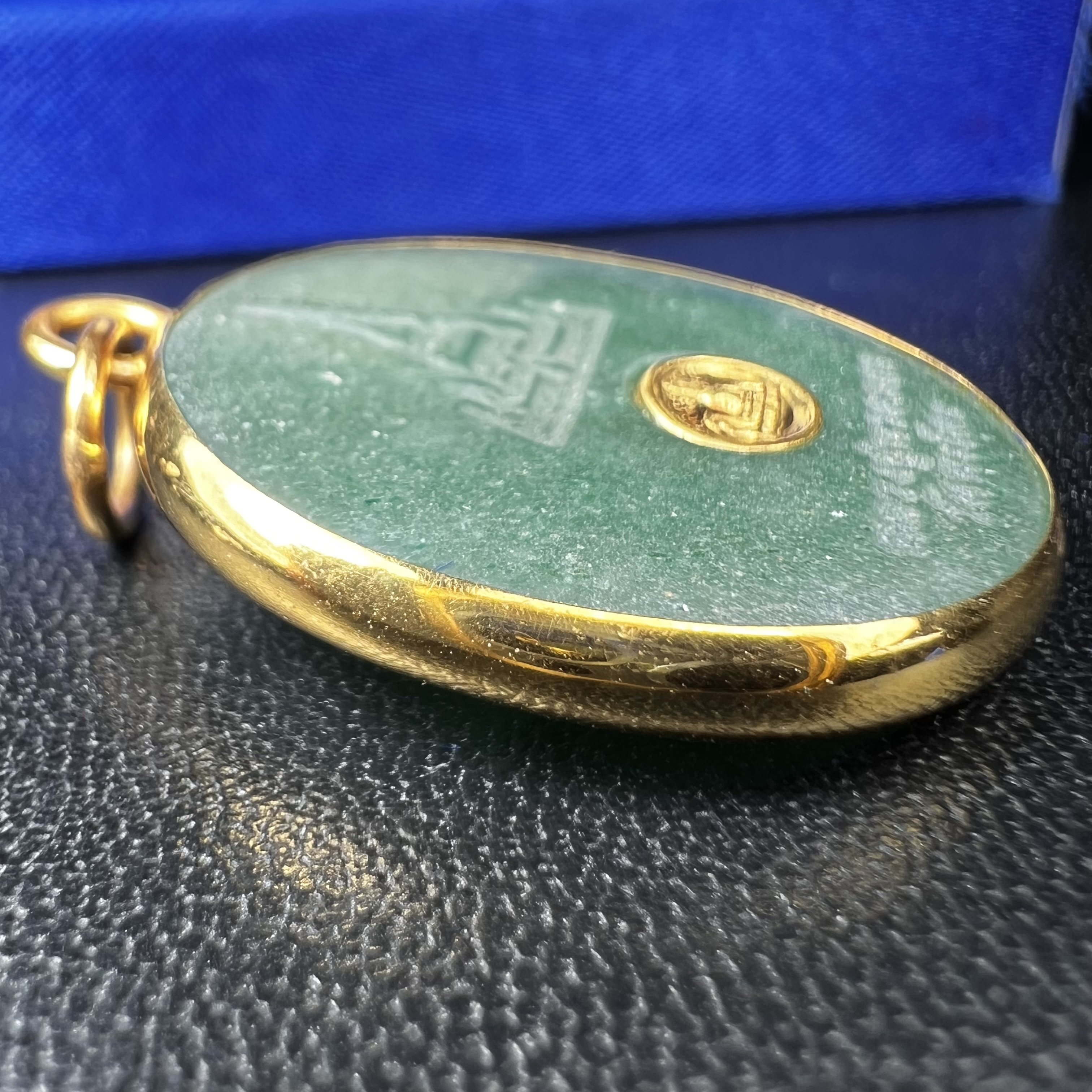 หลวงปู่ทวด วัดพะโคะ จ.สงขลา ปี 2543 เหรียญหยกรูปไข่(เลี่ยมทองคำ) ขนาด 2.2 x 2.5 ซม. ด้านหลังแผ่นโค๊ตทองคำ สร้างโดยสมาคมชาวเพชรบุรี “สมเด็จเจ้าพะโคะหลวงปู่ทวดเหยียบน้ำทะเลจืด” ครั้งแรกแห่งประวัติศาสตร์(สวยงามเป็นของล้ำค่าหายากมาก)สภาพสวยสมบูรณ์