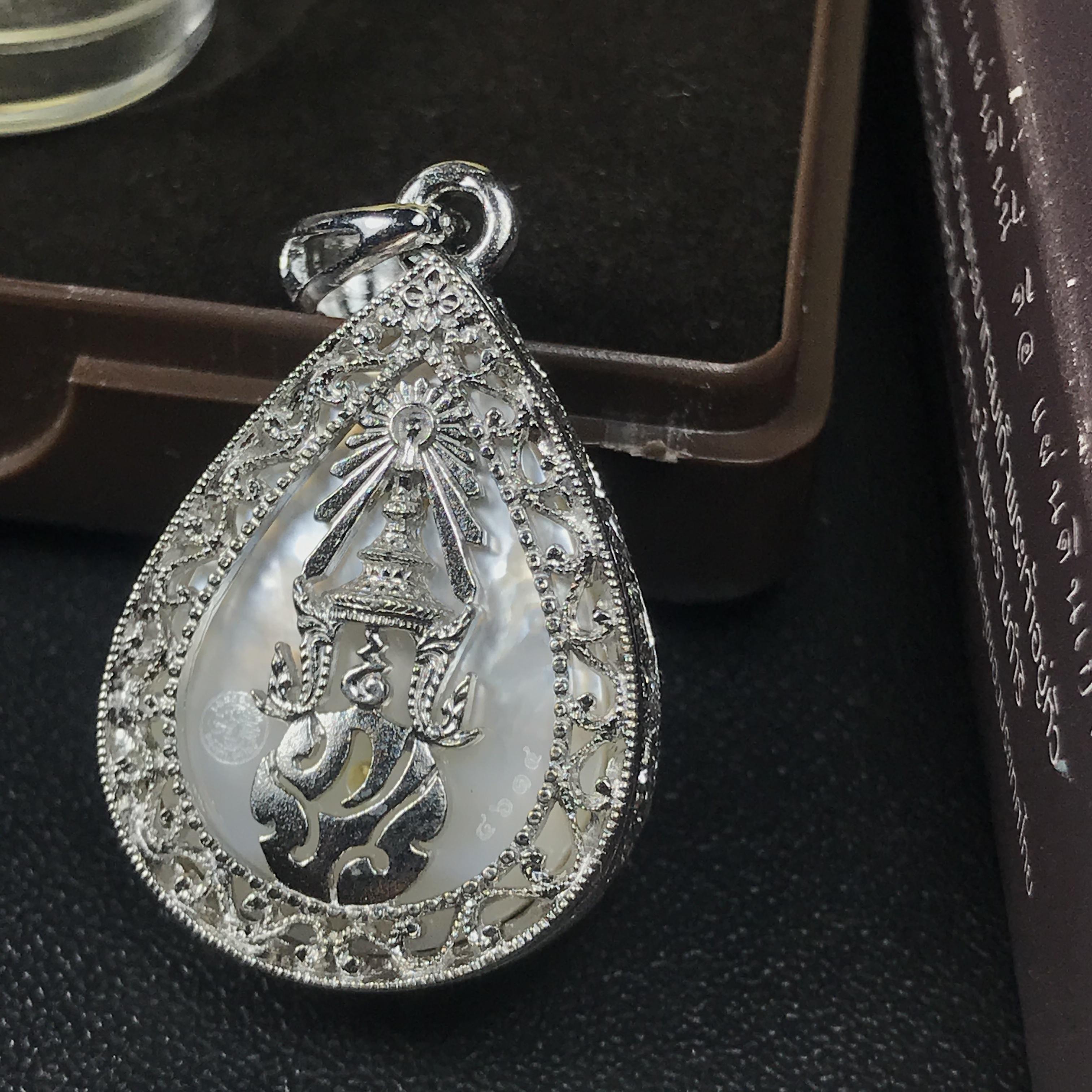 พระพุทธชินราช ภปร. โครงการ "เพราะแผ่นดินนี้ คือ แผ่นดินเกิด" ปี2548(รุ่นแรก) เหรียญทรงหยดน้ำ ขนาด 21 x 31 มม. เนื้อเงินสามกษัตริย์