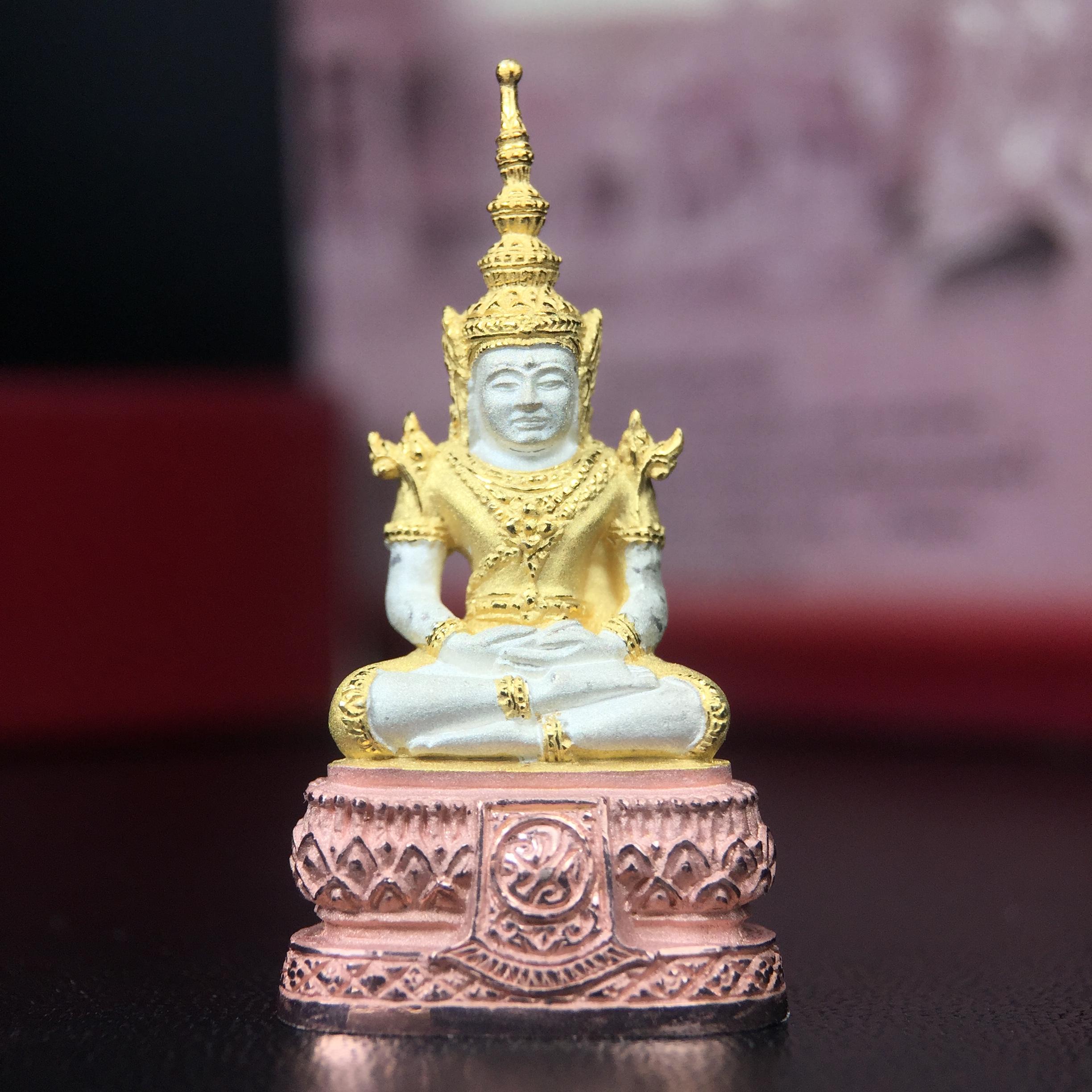 พระแก้วมรกต ภปร.(รุ่นแรก) ปี2545 รุ่นฉลองกรุงรัตนโกสินทร์ครบ 220 ปี พิมพ์ลอยองค์ใหญ่ เนื้อเงินบริสุทธิ์ 92.5% (สามกษัตริย์) ขนาด 19*35 มม. พร้อมกล่องบรรจุเดิม สวยครบสมบูรณ์