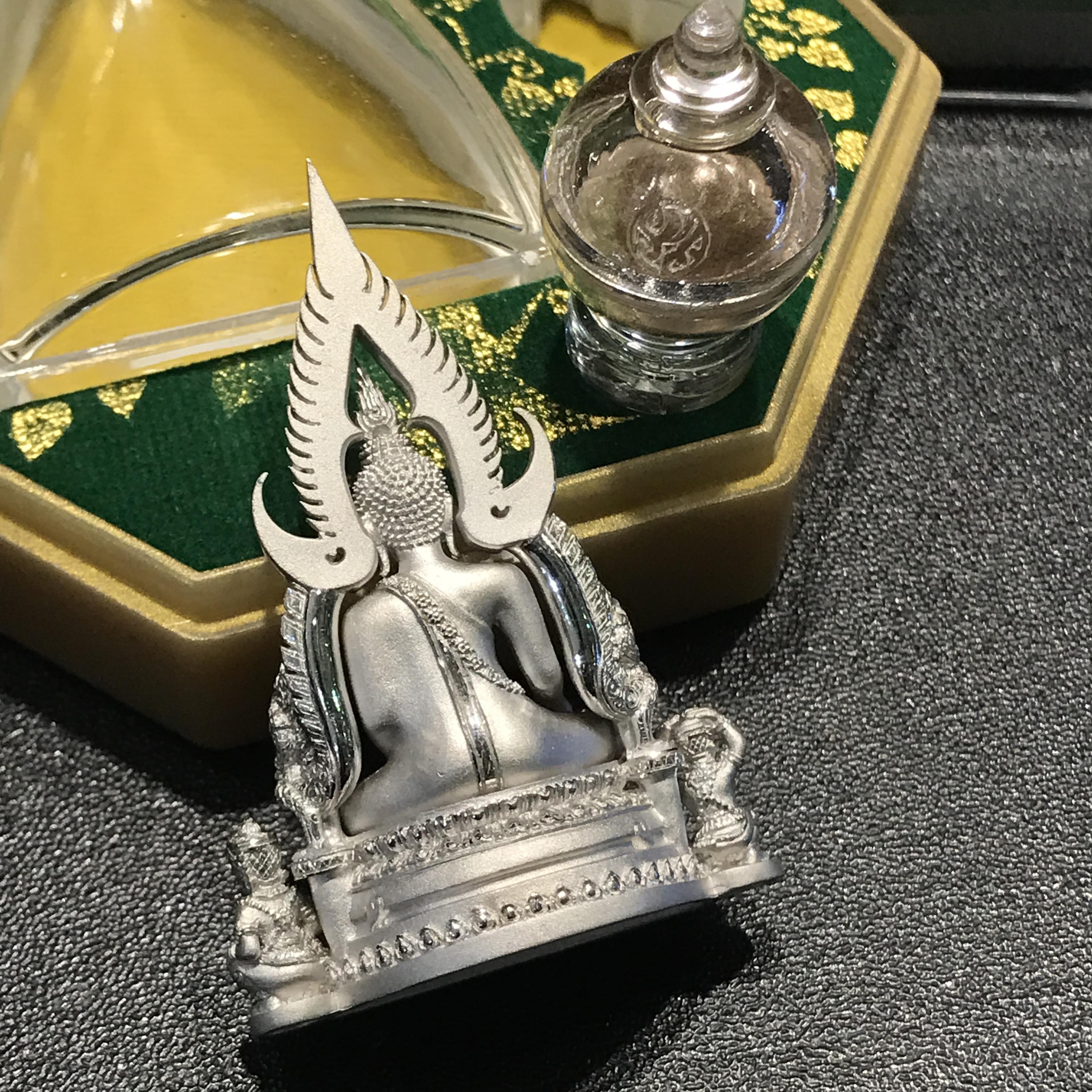 พระพุทธชินราช(จำลอง) ภ.ป.ร. 84 พรรษา เนื้อเงินชุปทองคำขาว พิมพ์ใหญ่ขนาดหน้าตัก 3/4 นิ้ว