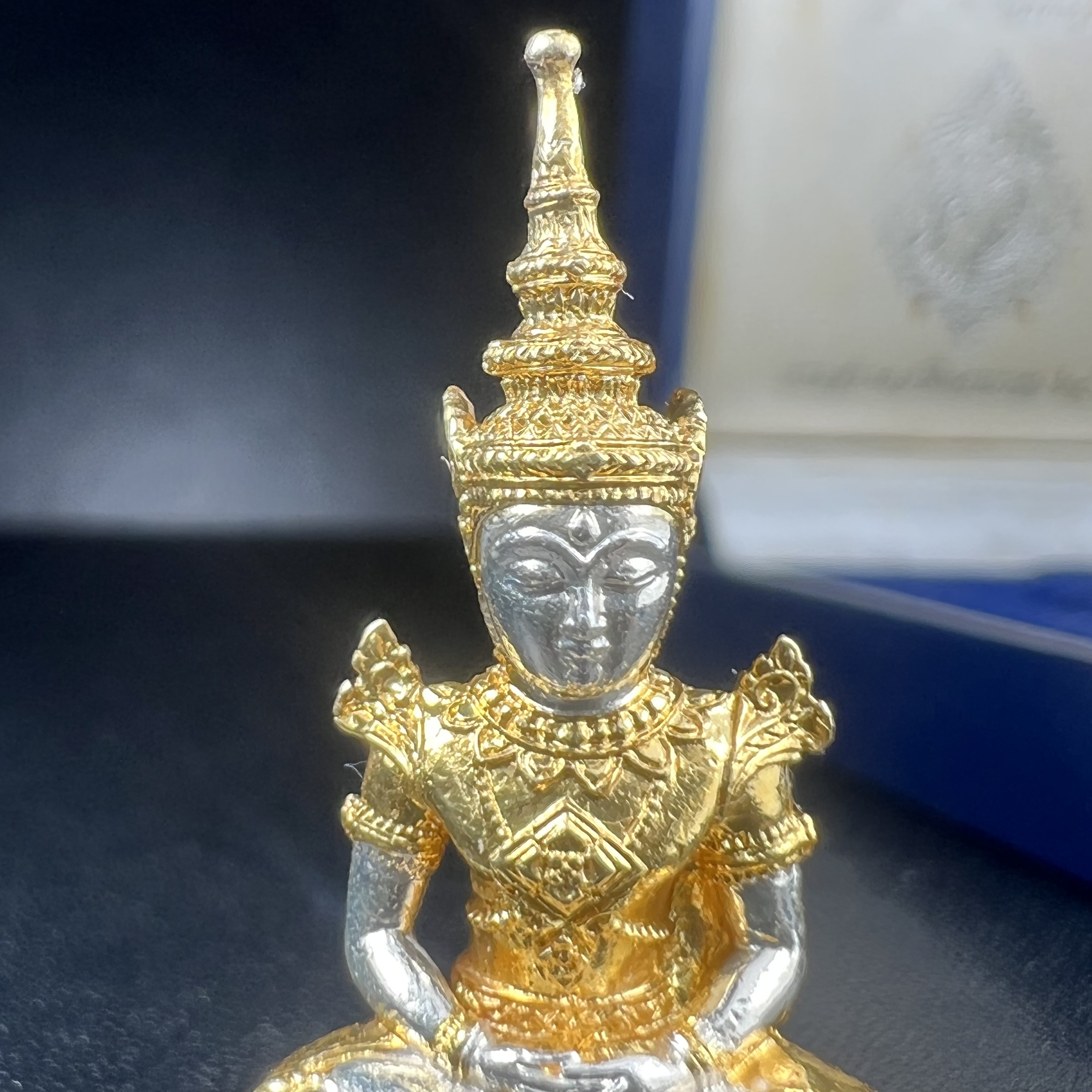 พระแก้วมรกต กรมสรรพสามิตจัดสร้างขึ้นเนื่องในโอกาสครบรอบ 64 ปีของกรมสรรพสามิต และเนื่องในวโรกาสที่พระบาทสมเด็จพระเจ้าอยู่หัวทรงครองราชย์ครบ 50 ปีในปีกาญจนาภิเษก เมื่อ พ.ศ.2539 เนื้อเงินรมดำขัดเงา(ชุบสามกษัตริย์ใหม่)พร้อมกล่องบรรจุเดิม