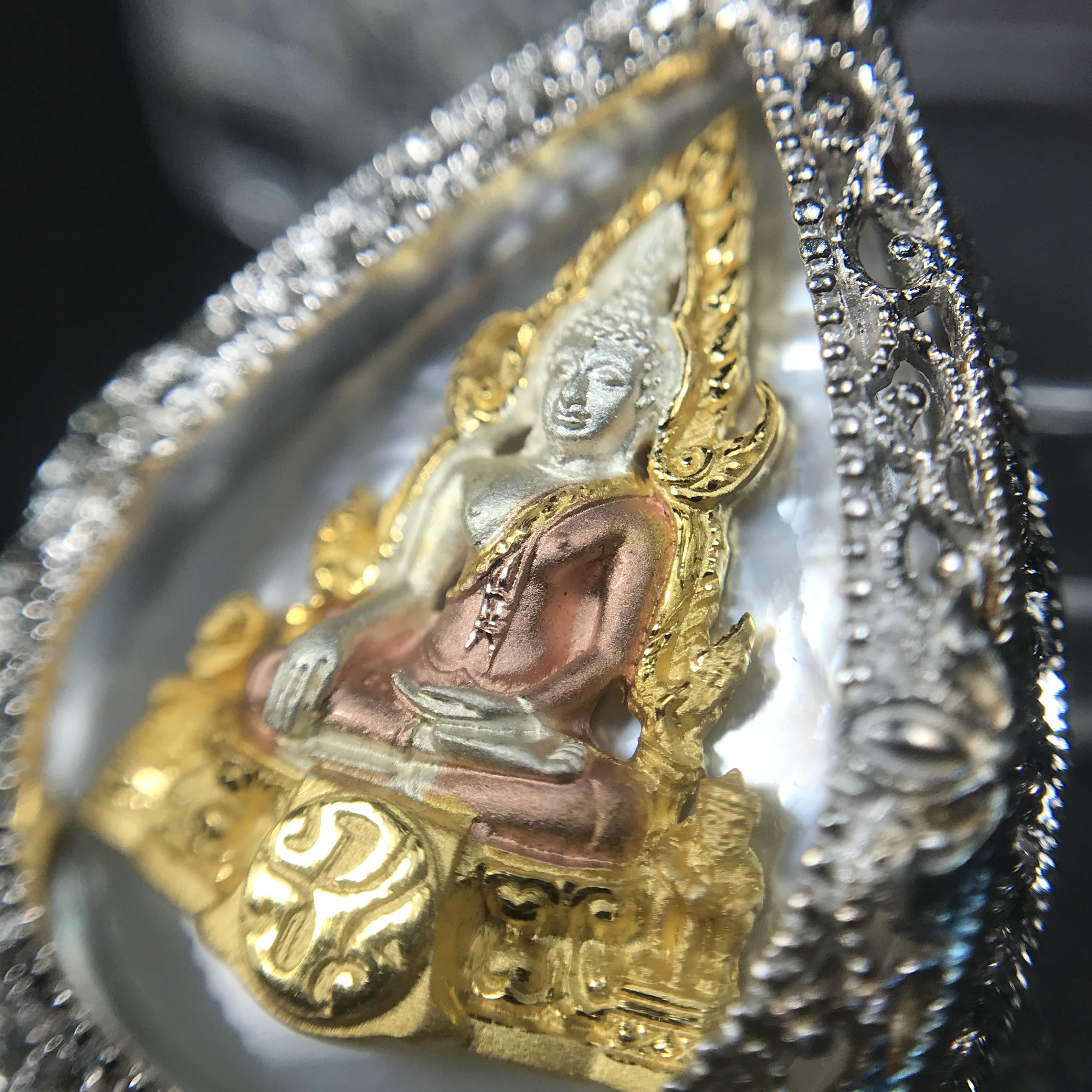 พระพุทธชินราช ภปร. โครงการ "เพราะแผ่นดินนี้ คือ แผ่นดินเกิด" ปี2548(รุ่นแรก) เหรียญทรงหยดน้ำ ขนาด 21 x 31 มม. เนื้อเงินสามกษัตริย์