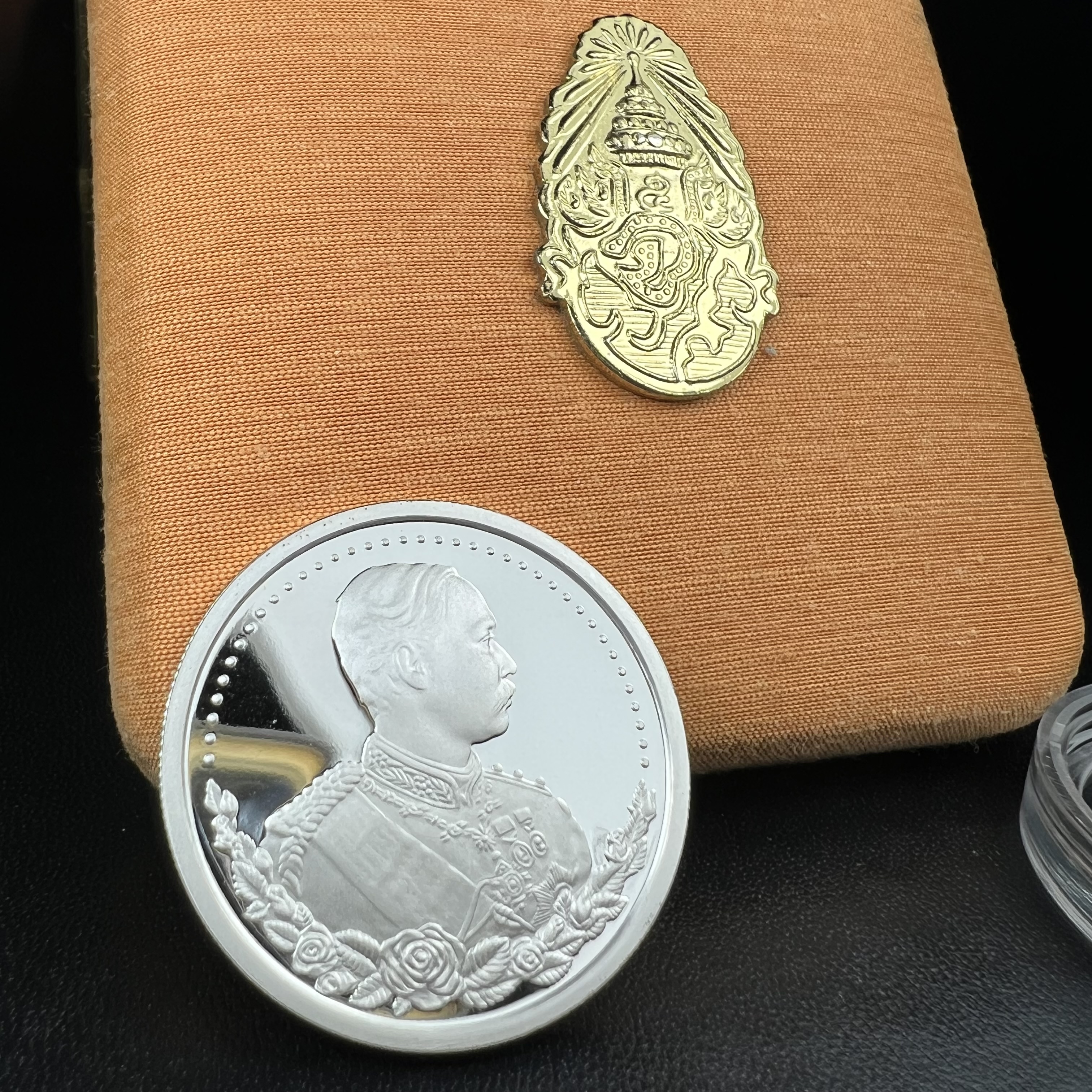 เหรียญรัชกาลที่ 5 หลัง 12 นักษัตริย์ รุ่นมหาลาภ ปี 2539 เนื้อเงินขัดเงา บล็อกนอก(เพิร์ธ)ออสเตรเรีย ขนาด 3.2 ซ.ม. กล่องบรรจุเดิมครบสมบูรณ์สวยงาม พิธีพุทธาภิเษก ณ.พระอุโบสถ วัดพระแก้ว สมเด็จพระญาณสังวร สมเด็จพระสังฆราช เป็นประธานพิธี