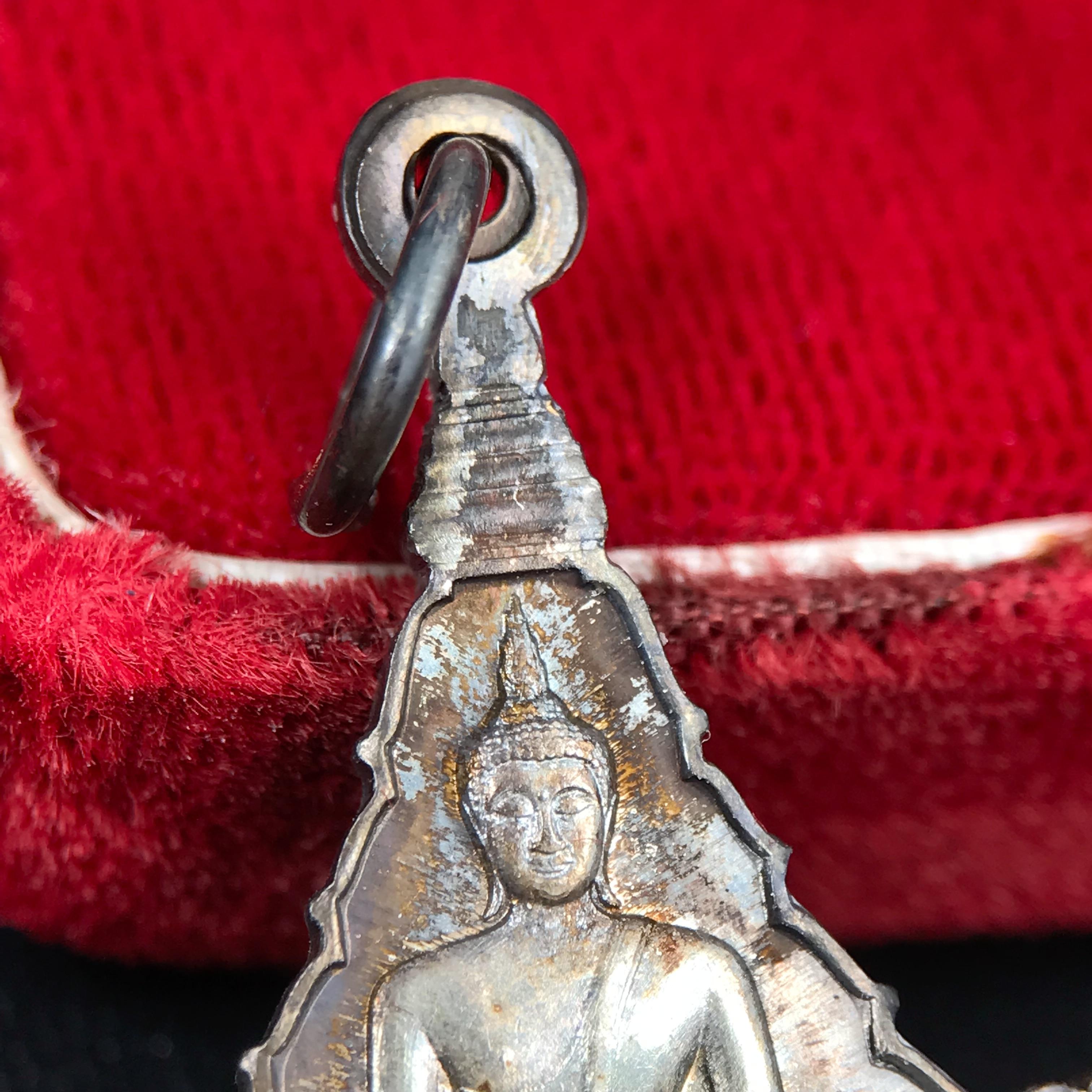 เหรียญพระพุทธญาณนเรศวร์ รุ่นแรก หลังพระปรมาภิไธย ภปร.และ สก.วัดญาณสังวราราม จ.ชลบุรี ปี 2527 เนื้อเงิน(ผิวเดิม ขึ้นรุ้งผิวน้ำทองกระจายทั่วเหรียญสวยมาก)ขนาด 2.3 x 3.8 ซม. พร้อมกล่องเดิม สมเด็จพระญาณสังวร ประธานในพิธีมหาพุทธาภิเษก(เนื้อเงินพบเจอน้อย หายาก)