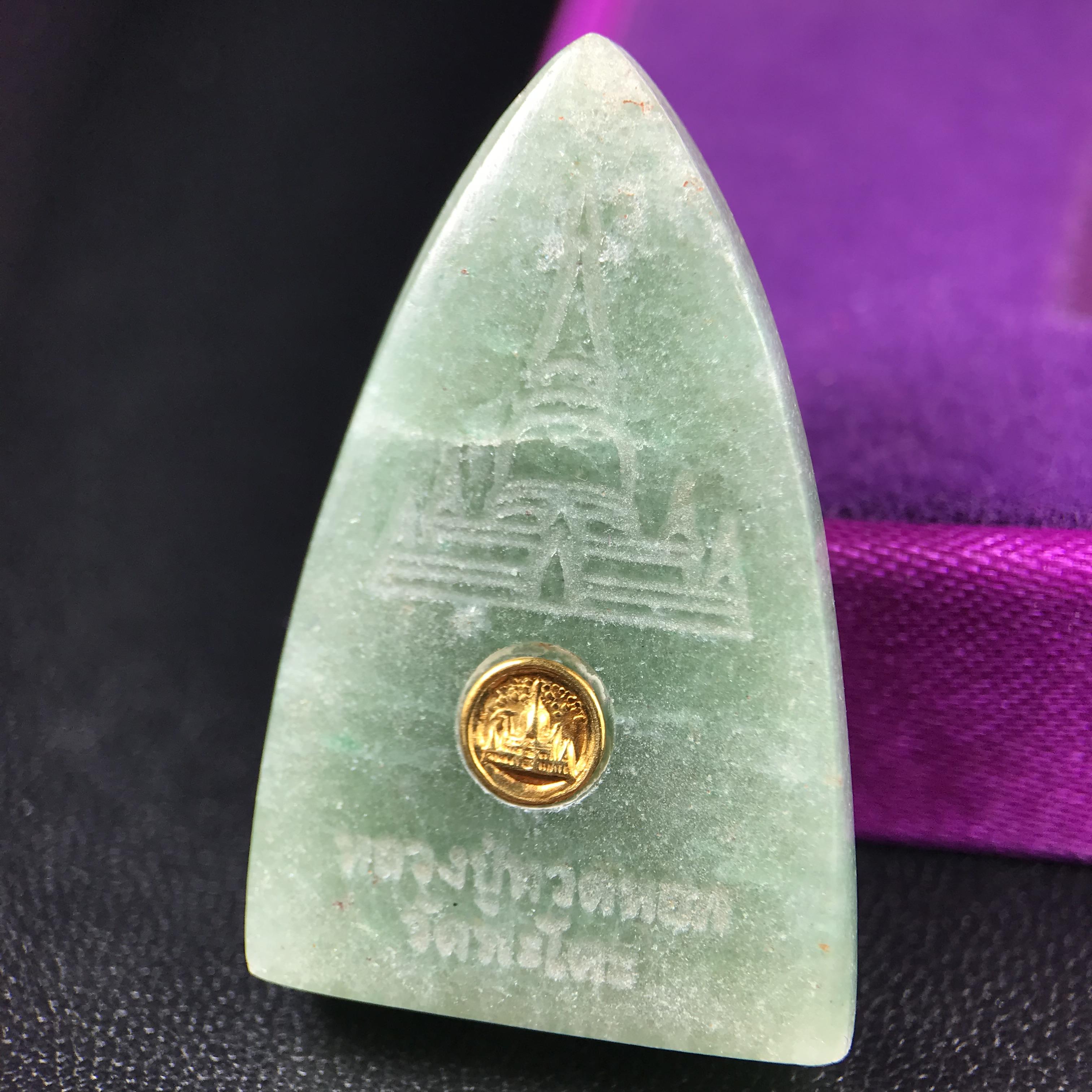 หลวงปู่ทวดหยก วัดพะโคะ จ.สงขลา ปี 2543 เนื้อหยก พิมพ์ใหญ่ ขนาด 3.5 x 2.2 ซม. ด้านหลังแผ่นโค๊ตทองคำ สร้างโดยสมาคมชาวเพชรบุรี “สมเด็จเจ้าพะโคะหลวงปู่ทวดเหยียบน้ำทะเลจืด” ครั้งแรกแห่งประวัติศาสตร์(สวยงามเป็นของล้ำค่าหายากมาก)สภาพสวยสมบูรณ์