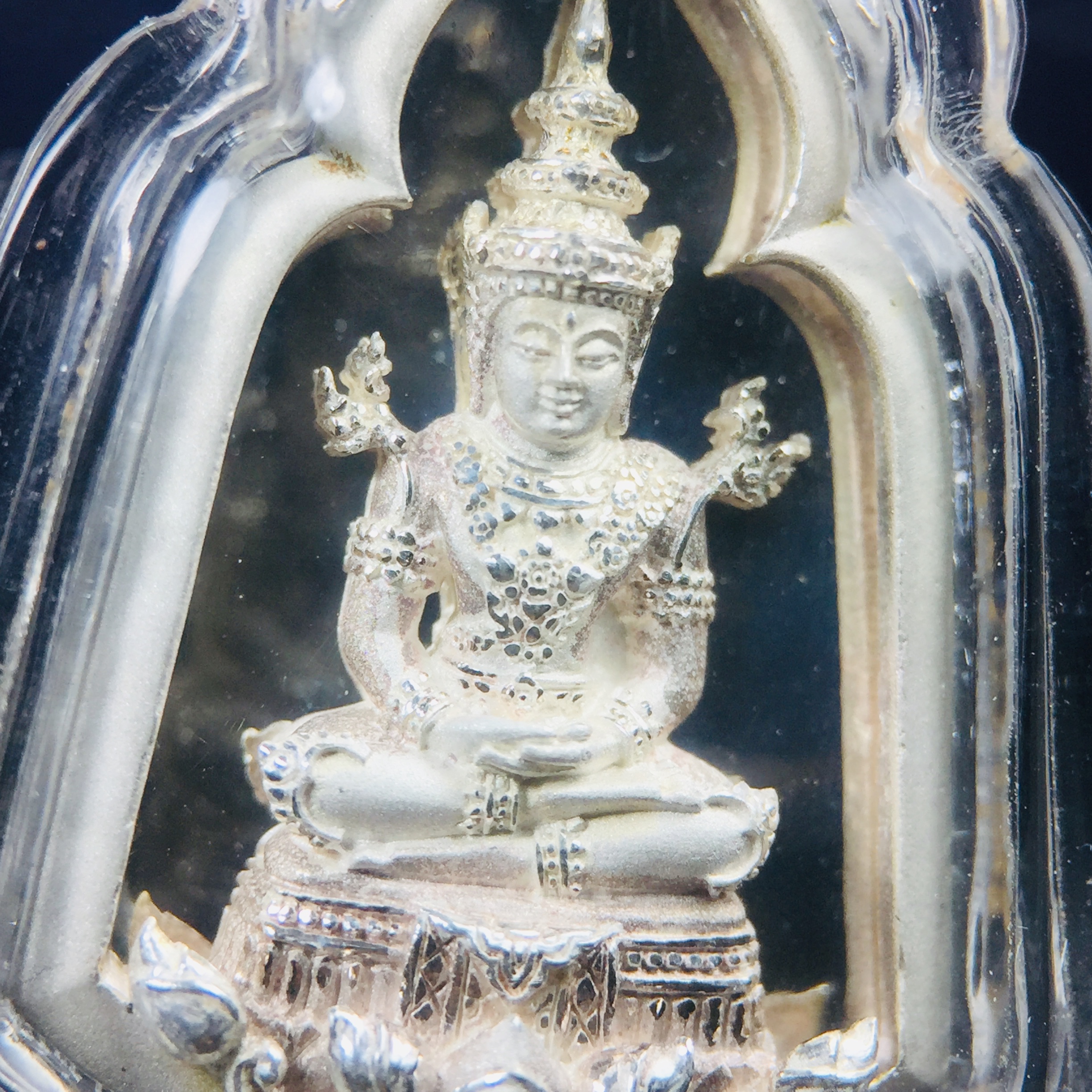 พระแก้วมรกต ภปร. ปี2547 จัดสร้างโดย รพ.ภูมิพลฯ เนื้อเงิน เหรียญทรงซุ้ม งดงามทรงคุณค่าอีกหนึ่งรุ่นยอดนิยม หายาก(1ใน3000องค์)