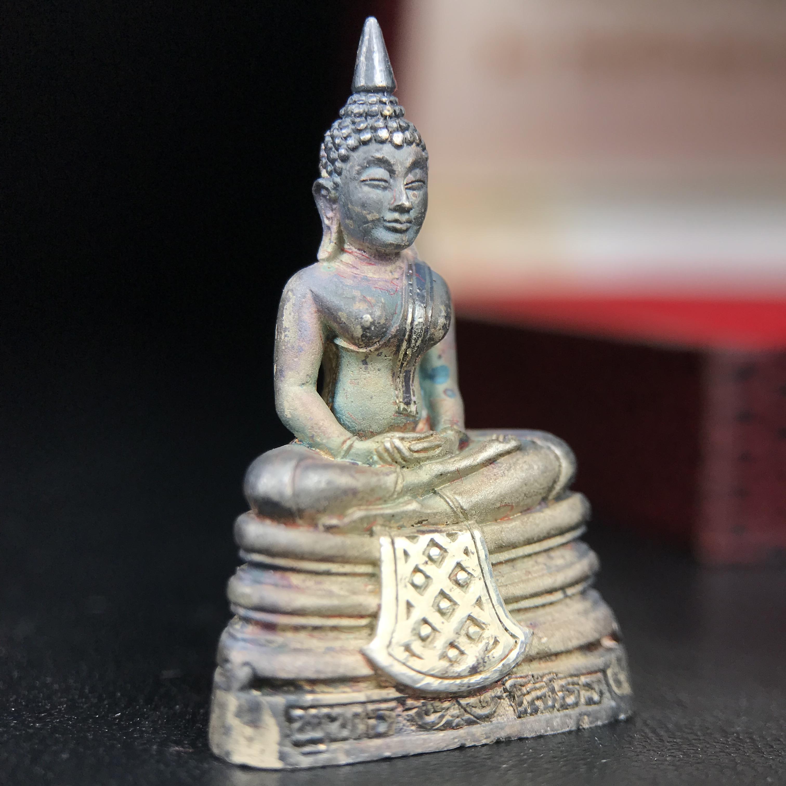 พระพุทธโสธร(หลวงพ่อโสธร) รุ่นสร้างอุโบสถ ปี2539 เนื้อเงินทรายนวลขัดเงาบางส่วน ลอยองค์พิมพ์ใหญ่ สภาพสวยกล่องบรรจุเดิมครบสมบูรณ์(งานแพรนด้า จิวเวลรี่)สวยงดงาม(เนื้อเงินผิวเดิมรุ้งสวยสวย องค์หมายเลขสวย ๒๒๒๒๕)