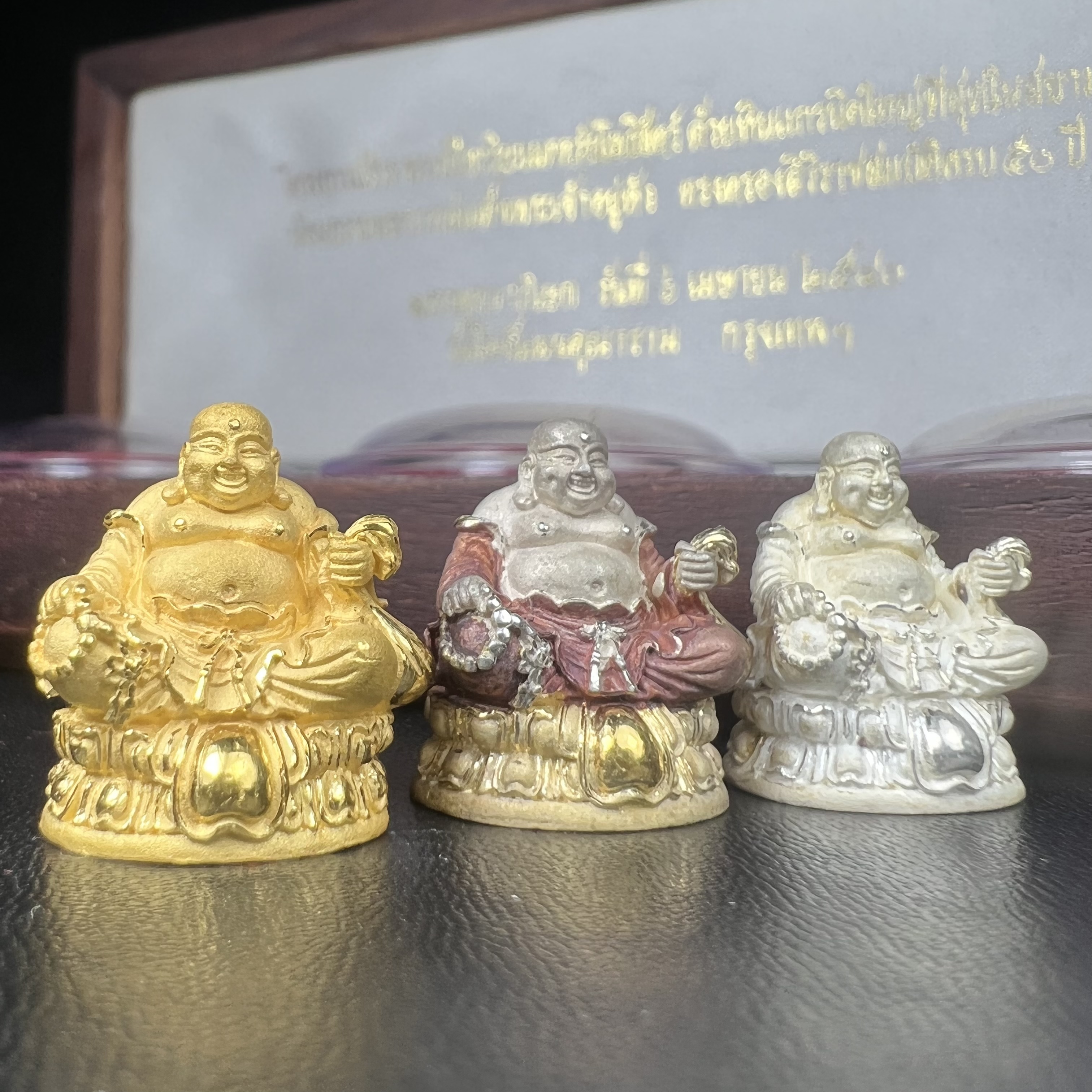 รูปหล่อลอยองค์ พระศรีอริยะเมตตรัยโพธิสัตว์(พระสังกัจจายน์)ชุดทองคำ(เนื้อทองคำ(15.44 กรัม)+เนื้อเงินสามกษัตริย์+เนื้อเงิน) โครงการสร้าง พระศรีอริยะเมตตรัยมหาโพธิสัตว์ น้อมถวายพระบาทสมเด็จพระเจ้าอยู่หัว ทรงครองศิริราชสมบัติครบ 50 ปี วัดโพธิ์แมนคุณาราม