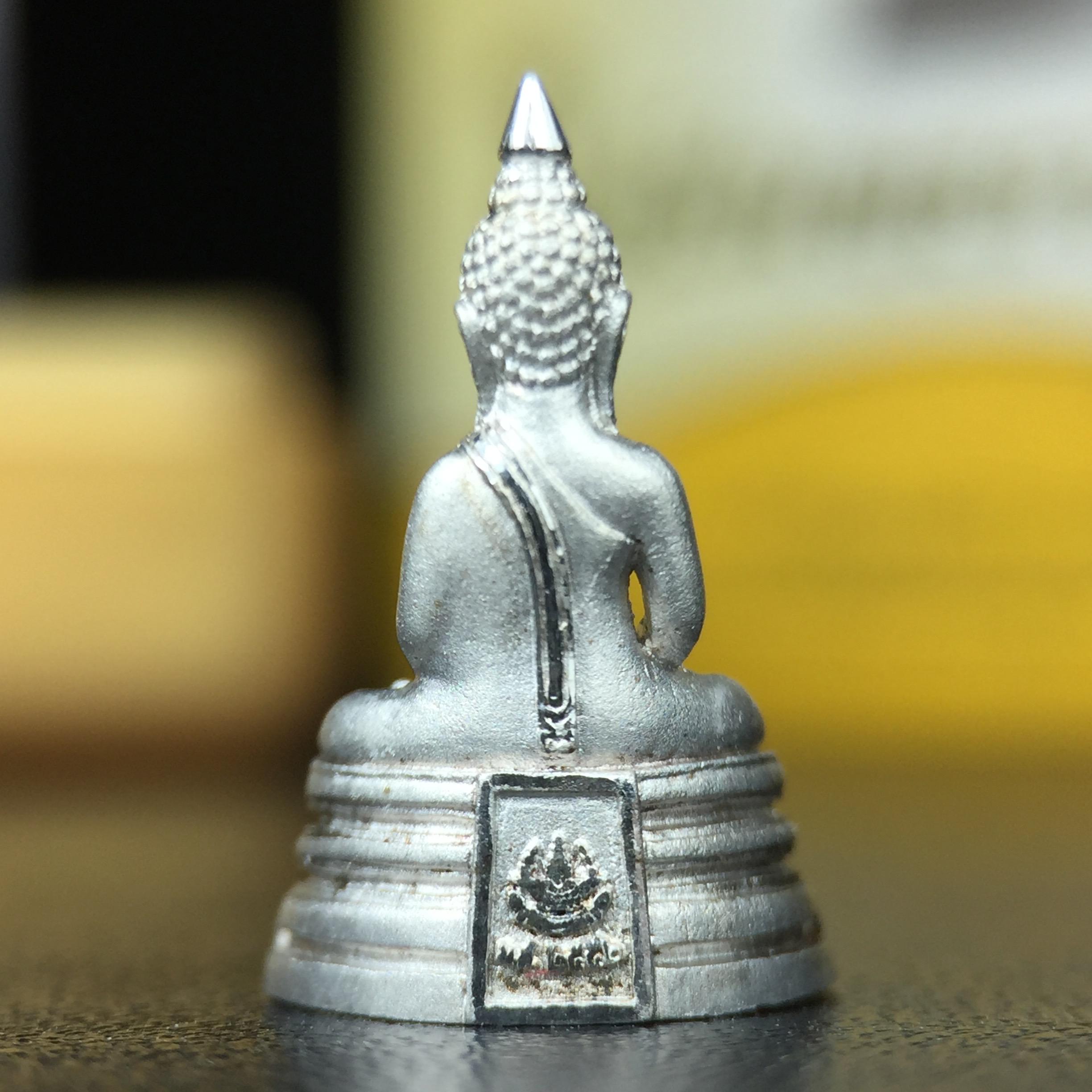 พระพุทธโสธร คุ้มเกล้าฯ ภปร.(ใต้ร่มพระบารมี คุ้มเกล้า) 60ปี รพ.ภูมิพลฯ พ.ศ.2552 เนื้อเงิน ชุบทองคำขาว(ลอยองค์พิมพ์ เล็ก ขนาด 11.5*10.5 มม.) 1 ใน 20000 องค์