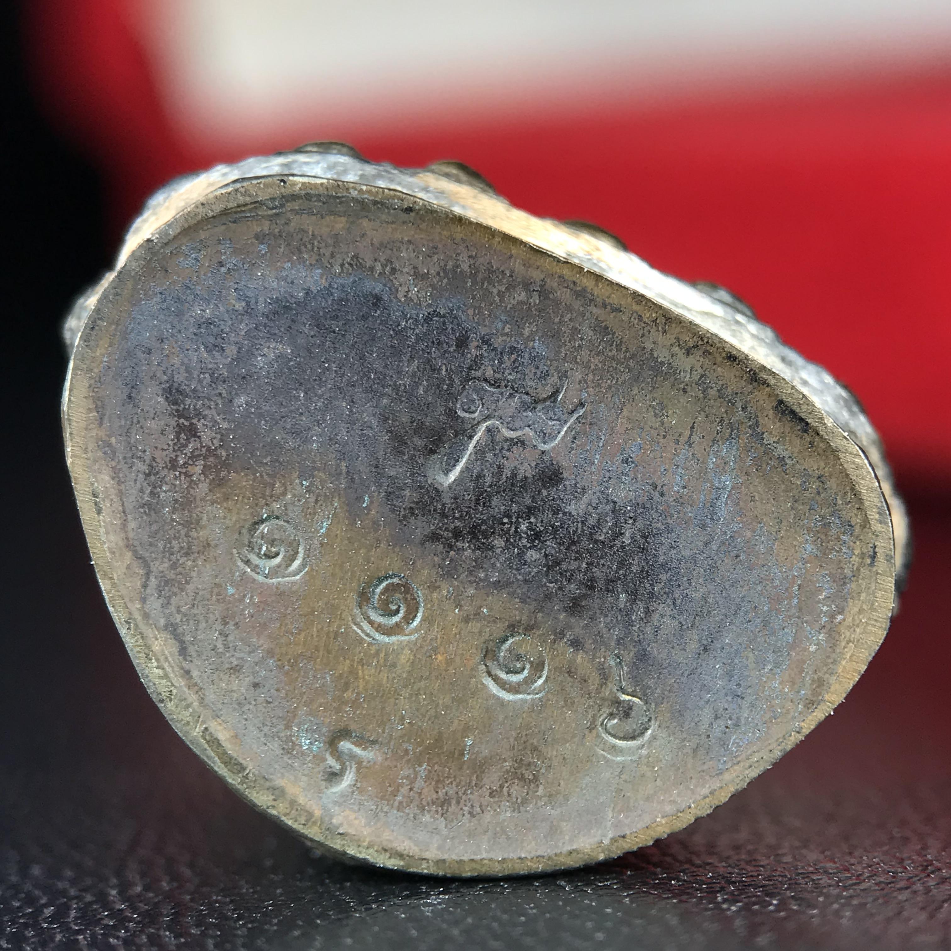 พระกริ่งศาสดา ภปร. วัดบวรนิเวศวิหาร ปี 2532 จัดสร้างในโอกาสสองทศวรรษรามาธิบดี เพื่อศูนย์การแพทย์สิริกิติ์ เนื้อนวโลหะ(ผิวเดิมสวยงาม) (พิธีใหญ่ มวลสารมงคล สวยงามเข้มขลัง)สมเด็จพระญาณสังวร สมเด็จพระสังฆราชฯเสด็จเททอง***ตอกโค๊ตหมายเลข ๑๑๑๖***