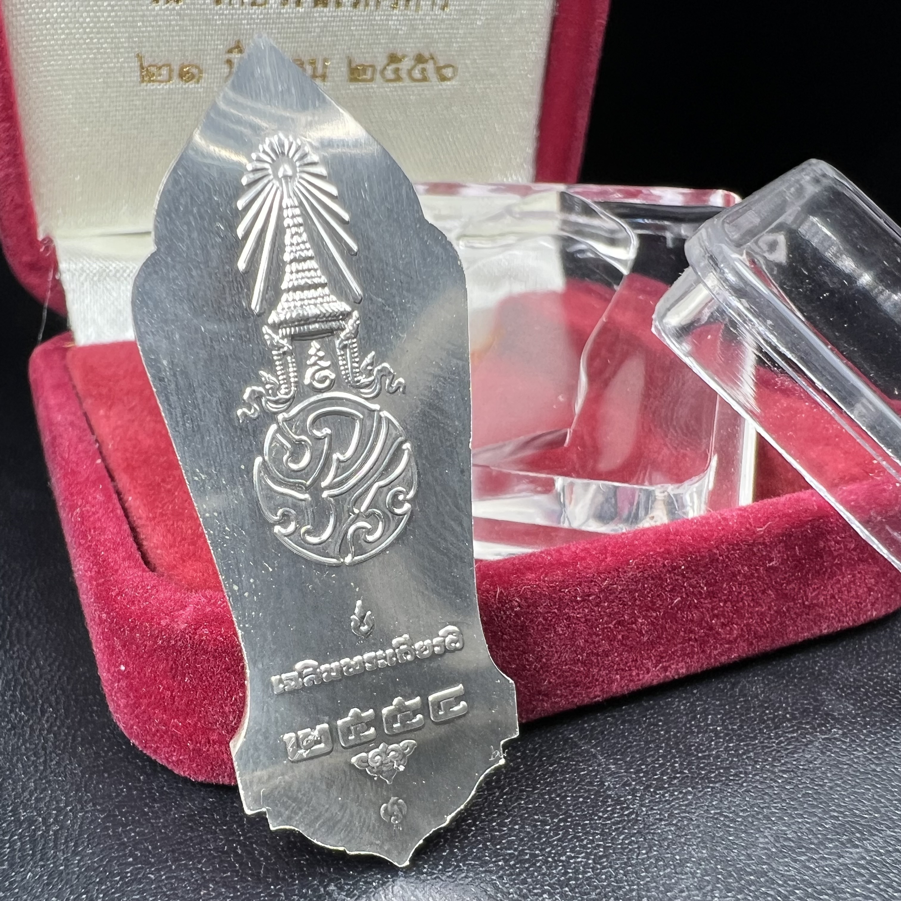 พระพุทธธรรมิกราชบพิตร ภปร. เฉลิมพระเกียรติ 2554 วัดบวรนิเวศวิหาร ขนาดสูง 4.5 ซม. เนื้อเงิน(ตอกโค๊ด Ag)(หายากพบเจอน้อยมาก)ผลิตโดย สำนักกษาปณ์ กรมธนารักษ์ พิธีพุทธาภิเษก ณ พระอุโบสถวัดบวรนิเวศวิหาร สภาพสวย กล่องบรรจุเดิมครบสมบูรณ์(1 ใน 2555 เหรียญ)หายาก