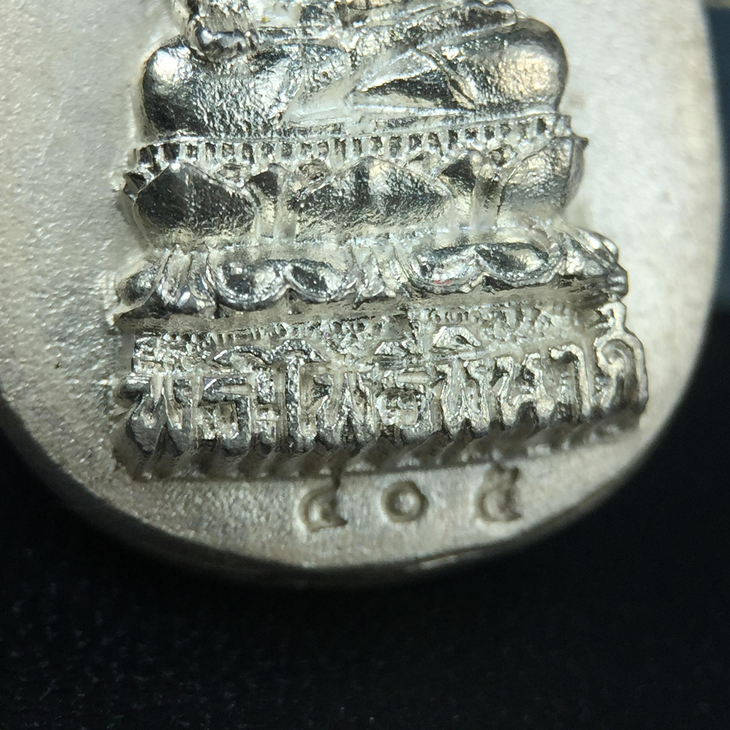 เหรียญพระไพรีพินาศตราสัญลักษณ์ หลัง สก มหามงคลเฉลิมพระชนมพรรษา 5 รอบ ครบ 60 พรรษาพระราชินีในหลวงรัชกาลที่ 9 ปี 2535 วัดบวรนิเวศวิหาร เนื้อเงิน(หมายเลข ๔๐๕)(เลขสวยผลรวมได้เลข 9 มหามงคลเจริญก้าวหน้าในทุกด้าน )พร้อมกล่องบรรจุเดิมสวยครบ(เนื้อเงินรุ่นนี้หายาก)