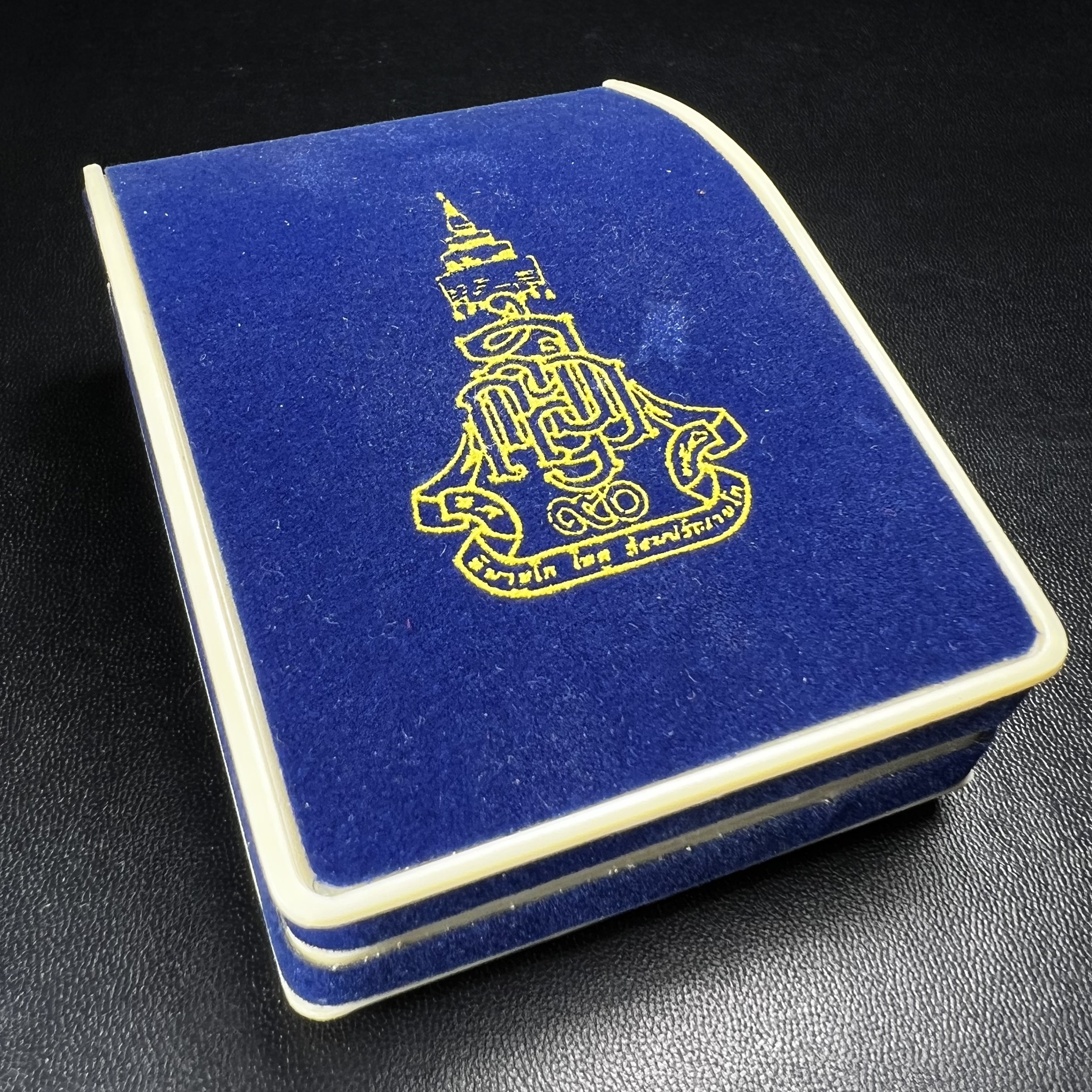 พระกริ่งคชวัตร รุ่นแรก วัดบวรนิเวศวิหาร ปี 2546 เนื้อนวโลหะเต็มสูตรแก่ทองคำ ฉลองพระชนมายุ 90พรรษา สมเด็จพระสังฆราชเจ้า กรมหลวงวชิรญาณสังวร (เจริญ สุวฑฺฒโน) พุทธศิลป์ที่เป็นเอกลักษณ์ ทุกองค์บรรจุเส้นพระเกศาของสมเด็จพระญาณสังวร ยอดนิยม หายาก 1 ใน 3999 องค์