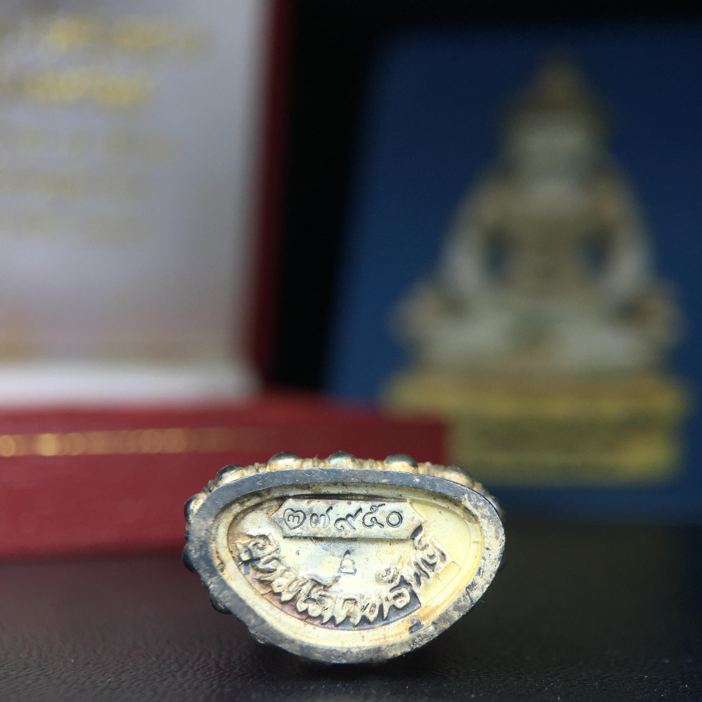 พระกริ่งอวโลกิเตศวร ( เจ้าแม่กวนอิม ) วัดโพธิ์แมนคุณาราม รุ่นอุดมโภคทรัพย์ พ.ศ.2539 เนื้อเงิน 3 กษัตริย์ พ่นทราย(ผิวเดิม ขึ้นสีรุ้งธรรมชาติ แบบนิยม เสน่ห์ของพระเนื้อเงิน) (พร้อมกล่องบรรจุการ์ดใบรับรองเดิมครบ) (อีกหนึ่งรุ่นยอดนิยม พุทธศิลป์สวยงดงาม)