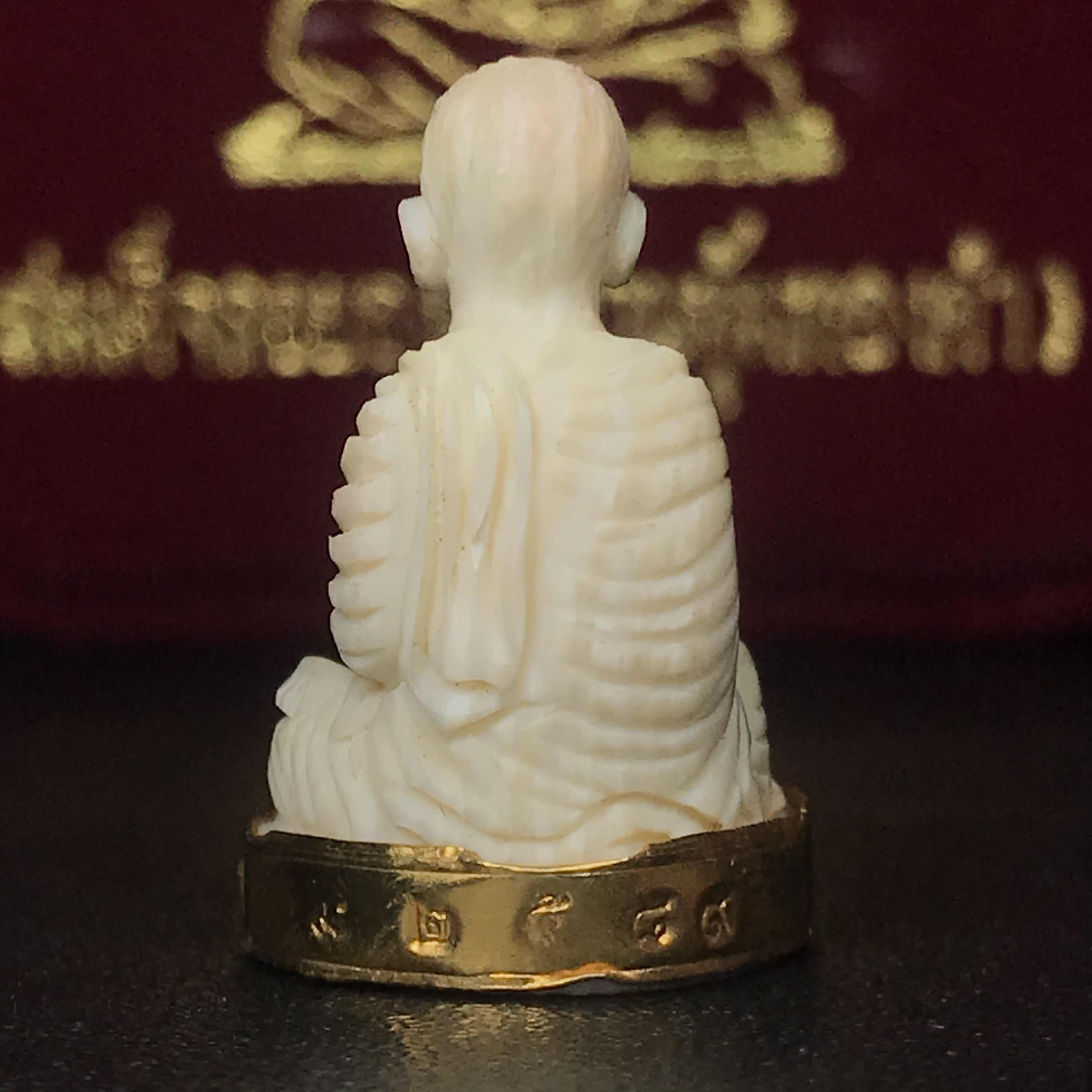 สมเด็จพระพุฒาจารย์ (โต พรหมรังสี) รุ่นคชสารหมื่นปี พ.ศ.2542 พิมพ์ลอยองค์(ฐานหุ้มทองคำ) ตอกโค๊ตและหมายเลข2589 สภาพสวยสมบูรณ์กล่องบรรจุเดิมครบ หายาก(1ใน 9999 องค์)