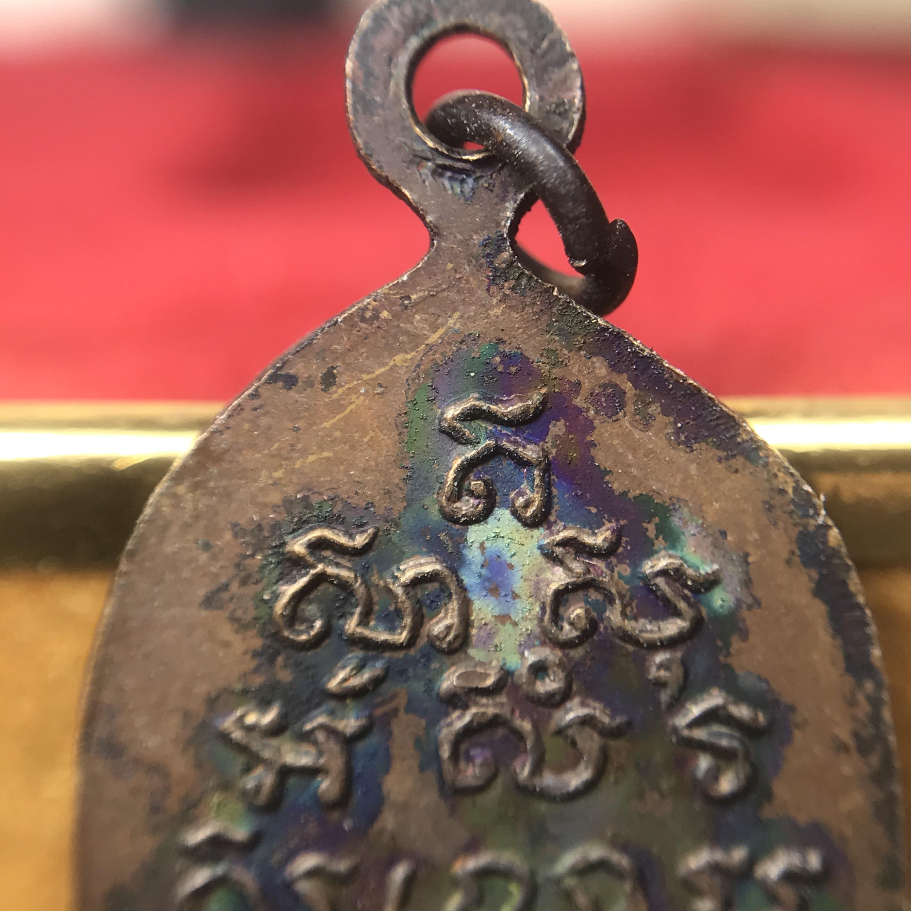 ชุดพระกริ่งไพรีพินาศ(รุ่นแรก สมเด็จพระญาณสังวร) เนื่องในพระบรมราชวโรกาสพระบาทสมเด็จพระเจ้าอยู่หัวรัชกาลที่9 เสด็จพระราชดำเนิน ในงานตัดลูกนิมิตสีมาอุโบสถ วัดเพชรวราราม จ.เพชรบูรณ์ ปี ๒๕๒๐ รุ่นเขาค้อ (ชุดกรรมการ ได้รับพระราชทาน พบเจอและหายากมากในปัจจุบัน)