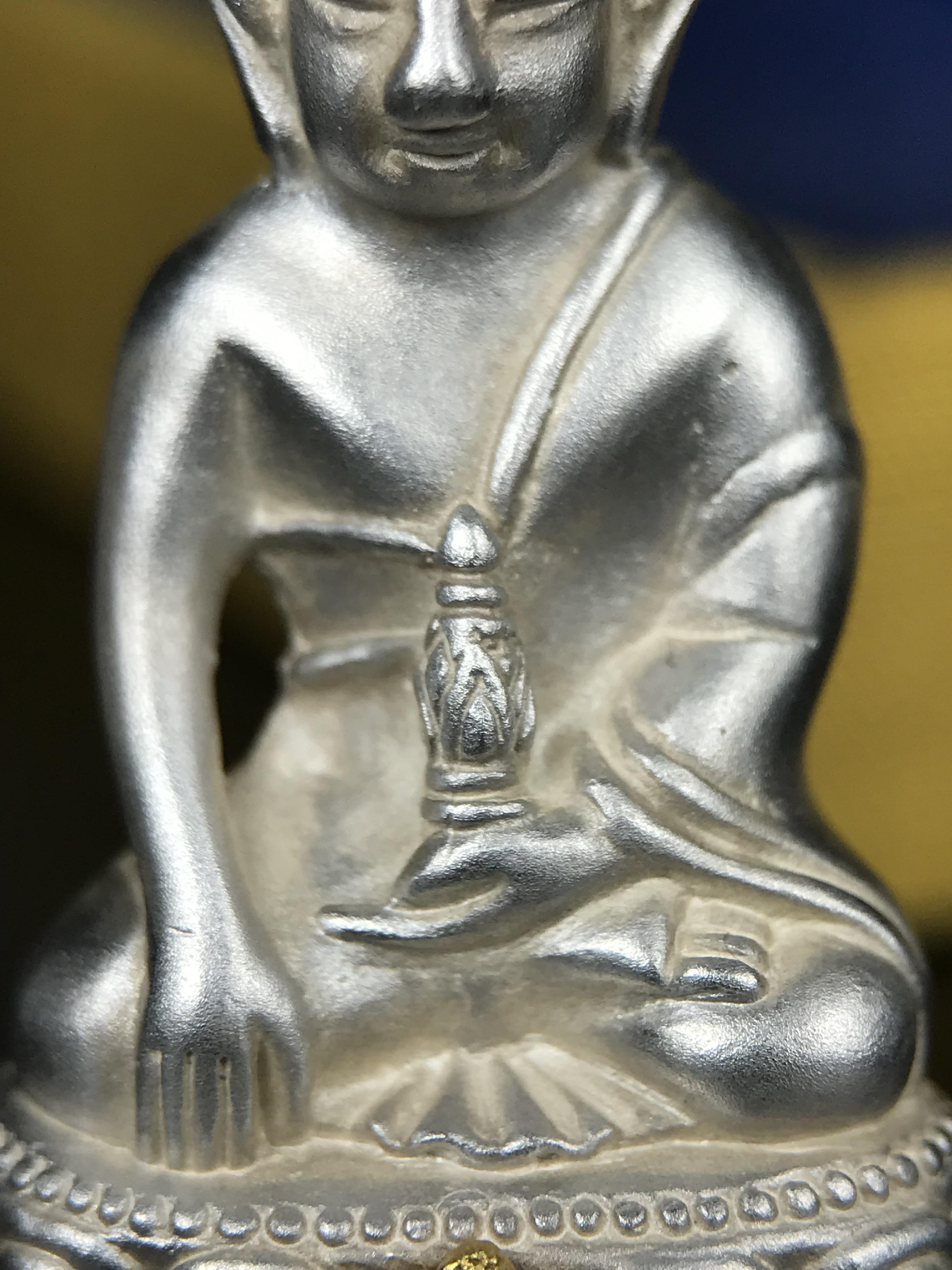 พระกริ่งสมเด็จญาณ วัดบวรนิเวศวิหาร เนื้อเงินบริสุทธิ์ 92.5% ตรากาญจนาภิเษกทองคำ(เนื้อทองคำแท้) พระราชทานแจกเมื่อ 3 ตุลาคม 2538 จัดสร้างในวโรกาส สมเด็จพระญาณสังวร สมเด็จพระสังฆราช ฉลองพระชนมายุครบ 82 พรรษา และฉลองครองราชสมบัติครบ 50 ปี รัชกาลที่ 9 (หายาก)