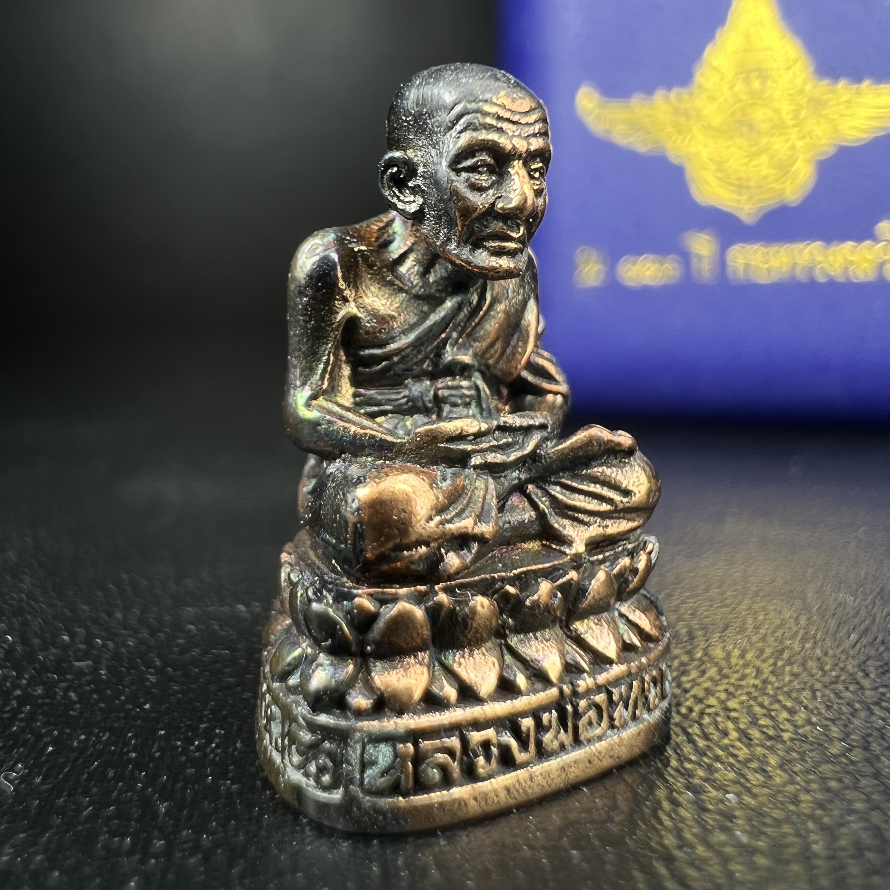 รูปเหมือนหล่อลอยองค์หลวงปู่ทวด รุ่น 111ปี กระทรวงกลาโหม เนื้อนวโลหะรมดำ-ปัดเงา ปี2540 พิธีใหญ่ เข้มขลัง นิยม พร้อมกล่องบรรจุเดิม(คัดสภาพสวยผิวเทพๆผิวรุ้งๆ)ทั้งพิธีทั้งพุทธศิลป์ทรงคุณค่าอีกหนึ่งรุ่นยอดนิยม