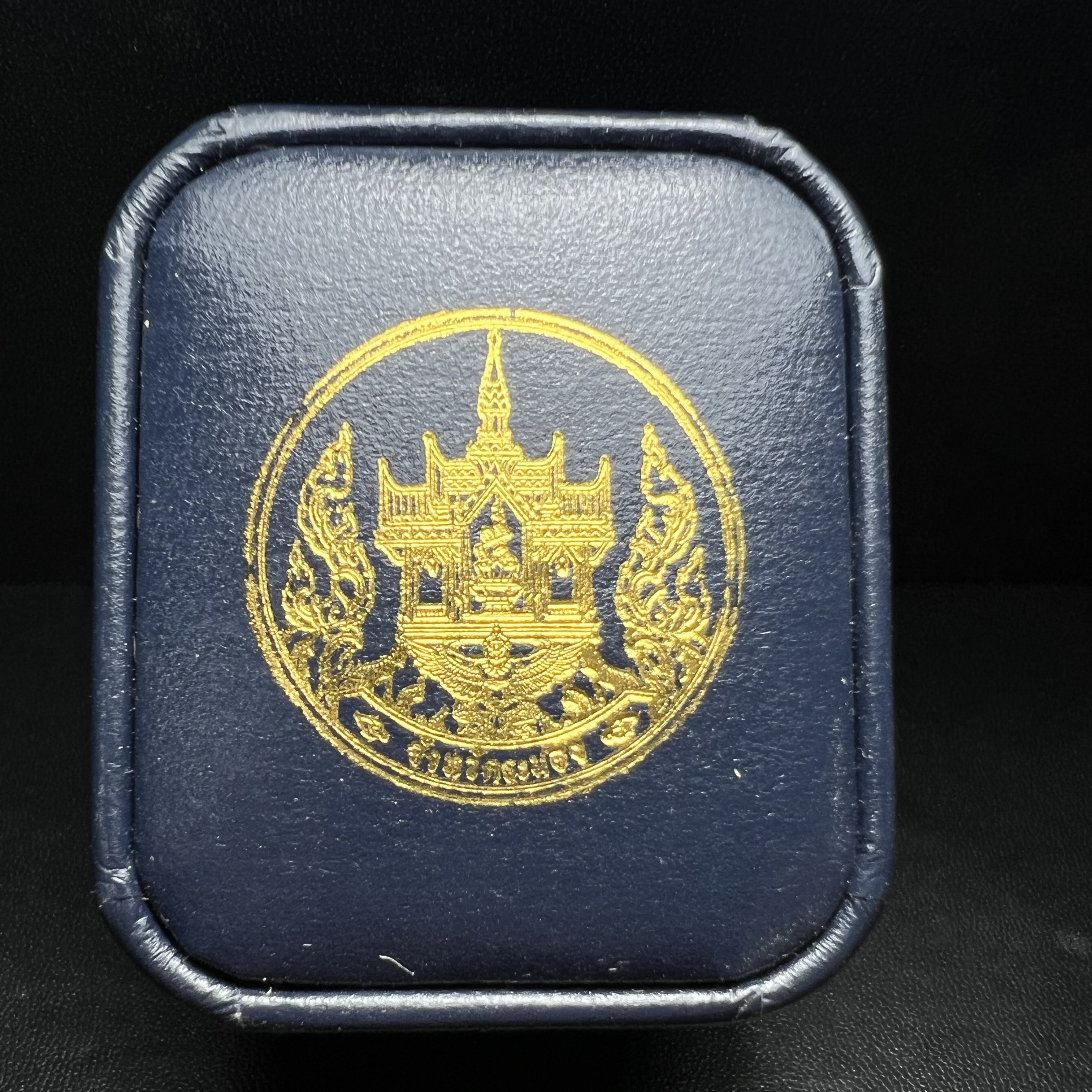 รูปหล่อลอยองค์พระโพธิสัตว์กวนอิม ทรงประทับมังกร จ.ระนอง ปี 2539 เนื้อเงิน พิมพ์ใหญ่(ผิวรุ้งไฟ)(สภาพผิวเดิมขึ้นสีรุ้งธรรมชาติสวยแบบนิยม)(เสน่ห์พระเนื้อเงินสีสันที่ธรรมชาติสรรค์สร้าง)เฉลิมฉลองในวโรกาสที่พระบาทสมเด็จพระเจ้าอยู่หัวทรงครองสิริราชสมบัติครบ50ปี