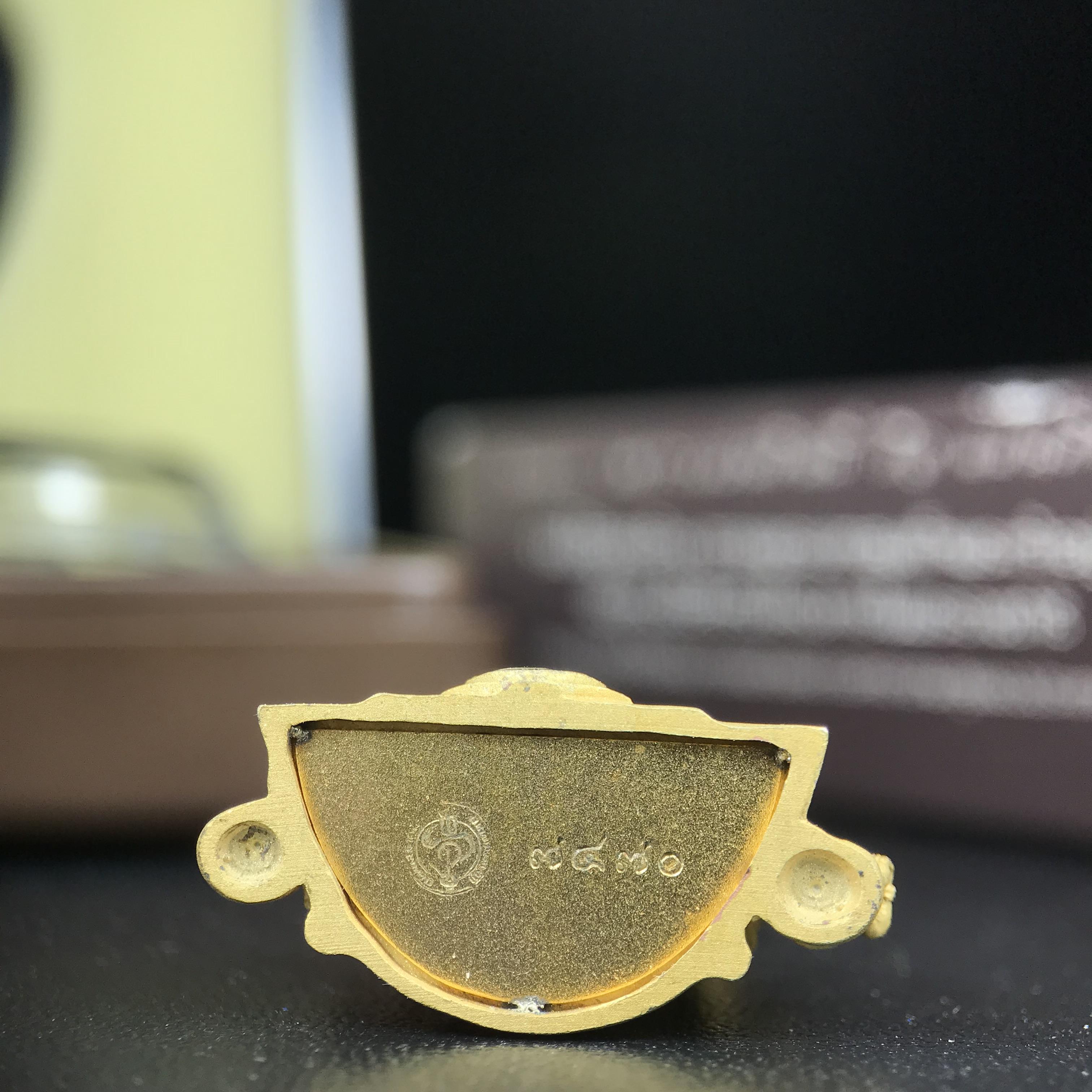 พระพุทธชินราช ภปร. โครงการ "เพราะแผ่นดินนี้ คือ แผ่นดินเกิด" ปี 2548(รุ่นแรก) ลอยองค์เนื้อเงินสามกษัตริย์ หน้าตัก 1/2 นิ้ว (ขนาด 3.5 x 2.5 ซม.) พุทธศิลป์งดงามทรงคุณค่า รุ่นยอดนิยม