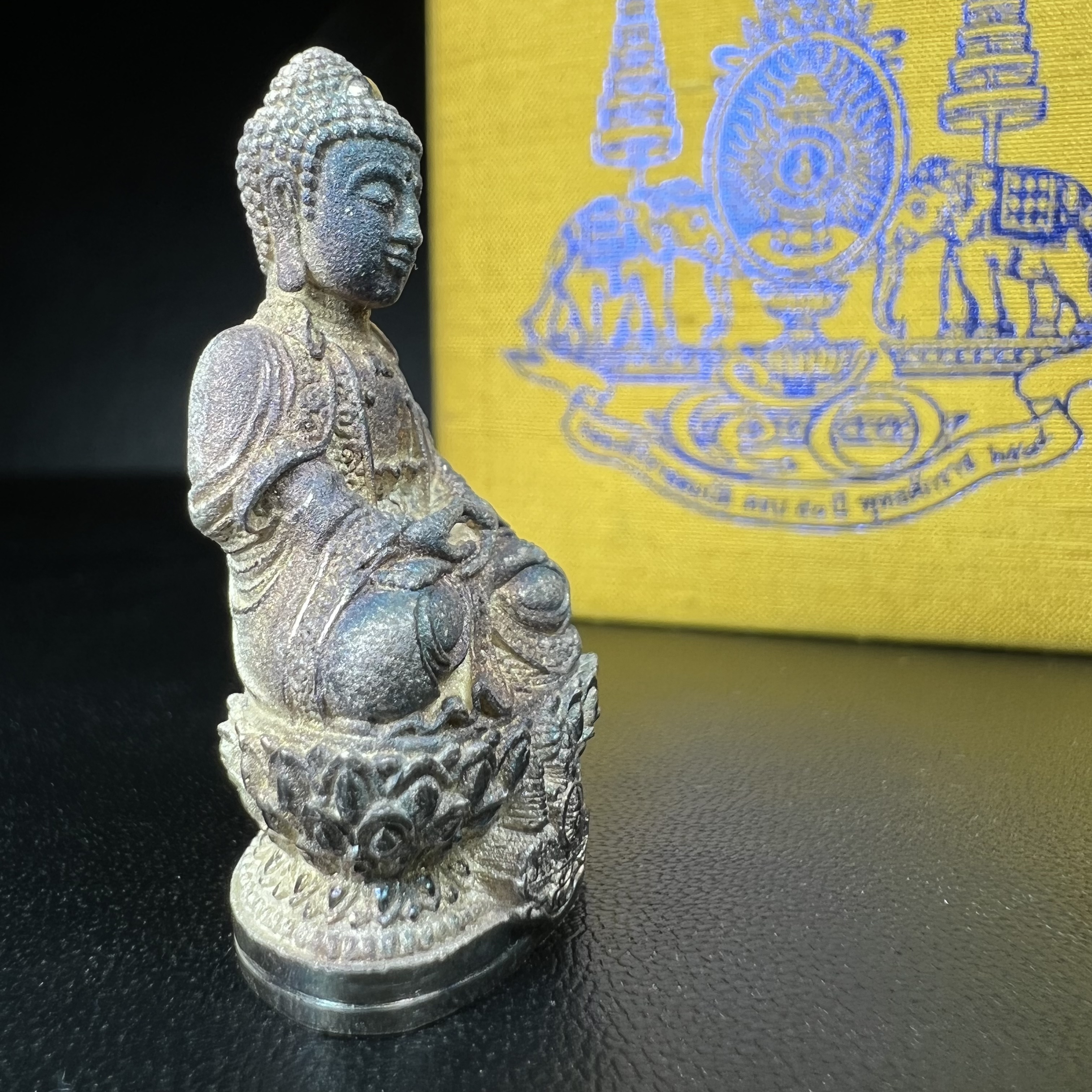 พระกริ่งจีน "ต้าเยิ่นถะ" รุ่น กาญจนาภิเษกครองราชย์ 50 ปี วัดบวรนิเวศวิหาร ปี2538 เนื้อเงิน(ผิวเดิมกลับดำขึ้นสีรุ้งเข้มขลังงดงามธรรมชาติสร้างสรรค์สภาพสวยเดิมพร้อมกล่องบรรจุเดิม ตอกโค๊ดหมายเลขกำกับ)(คัดสภาพสวยเดิมพิธีใหญ่พุทธศิลป์งดงาม)1ใน6001องค์