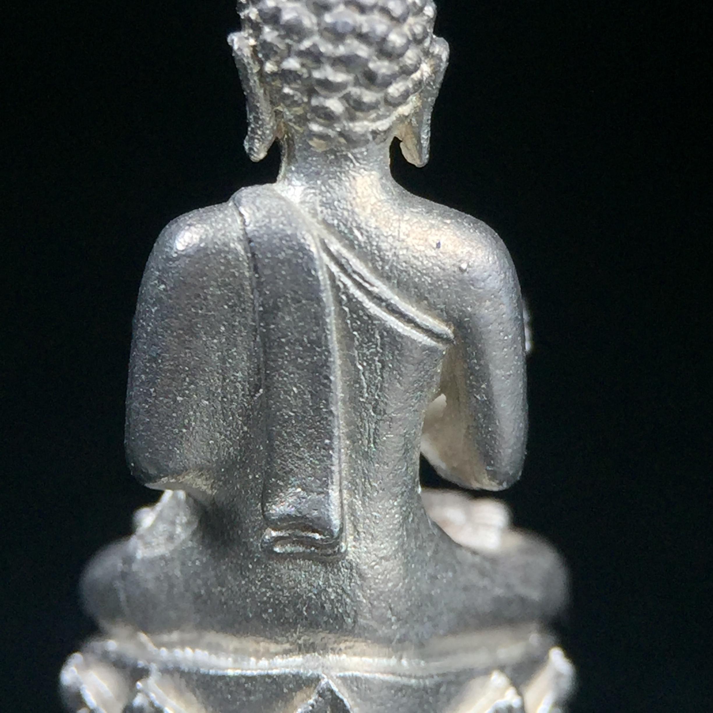 พระกริ่งปรมานุชิตชิโนรส วัดพระเชตุพนวิมลมังคลาราม(วัดโพธิ์) ปี2533 เนื้อเงิน ( ในหลวงรัชกาลที่9เสด็จเททอง)พิธีใหญ่ งดงามด้วยพุทธศิลป์เปี่ยมด้วยพุทธคุณ อีกหนึ่งรุ่นที่แนะนำสะสมบูชา