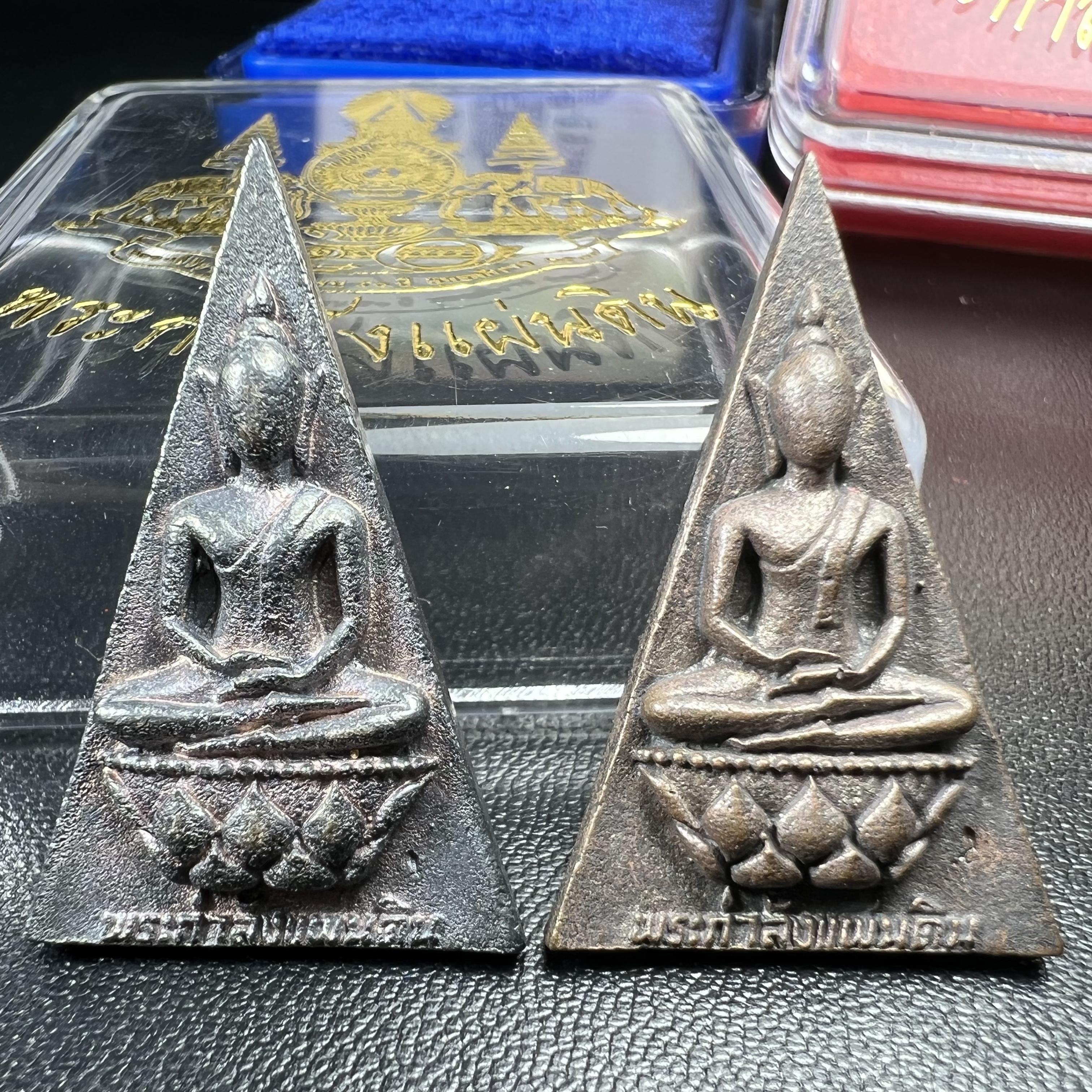 พระกำลังแผ่นดิน (สมเด็จจิตรลดา2) จัดสร้างเฉลิมพระเกียรติ ร.9 ครองราชย์ 50 ปี 2539 เนื้อเงิน(ผิวเดิมกลับดำ รุ้งๆสวย)+เนื้อนวโลหะ(สร้างน้อยหายาก)พร้อมกล่องบรรจุเดิมครบสมบูรณ์(1ใน2539องค์)