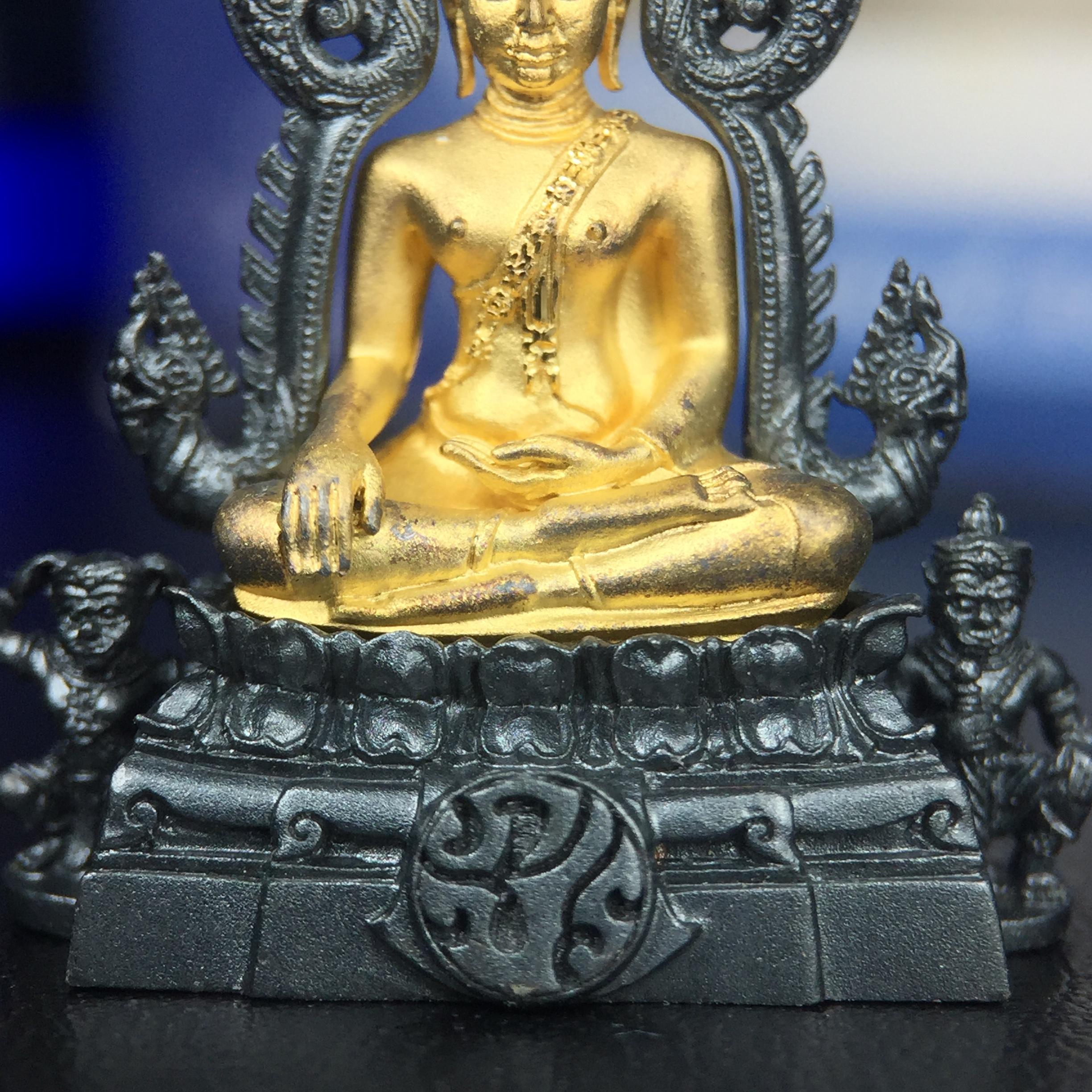 พระพุทธชินราช ภปร. โครงการ เพราะแผ่นดินนี้คือแผ่นดินเกิด เนื้อเงินชุบทองคำซุ้มรมดำ ปี2551 ขนาดหน้าตัก1/2นิ้ว(3.5*2.5 ซม.) (สวยงามหายาก)1ใน 5000 องค์