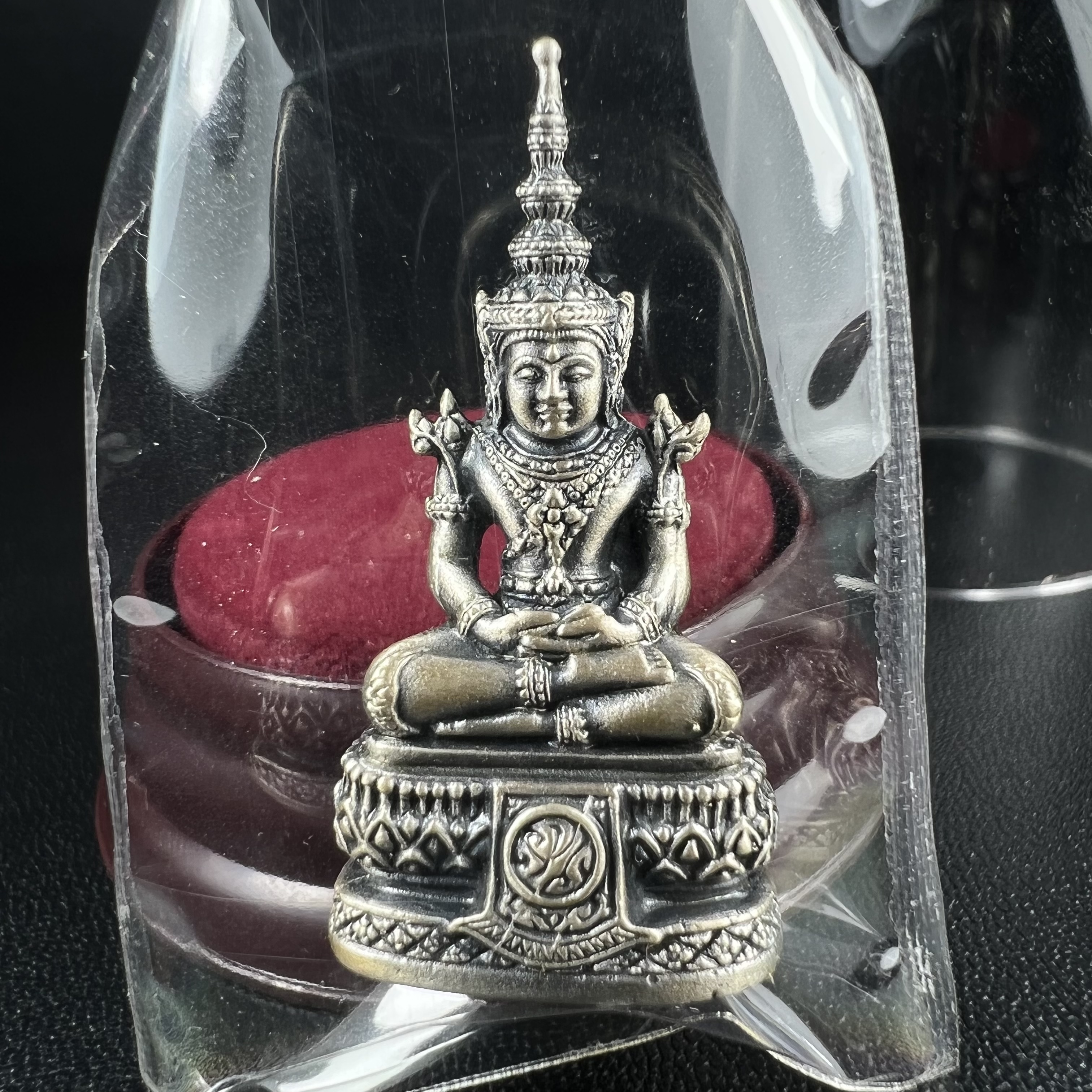 พระแก้วมรกต ภปร.(รุ่นแรก) ปี2545 รุ่นฉลองกรุงรัตนโกสินทร์ครบ 220 ปี พิมพ์ลอยองค์ใหญ่ เนื้ออัลปาก้า ชุบเงินลงดำ ขนาด 19*35 มม. พร้อมครอบตั้งโชว์เดิม องค์พระซีนซองเดิม สวยครบสมบูรณ์