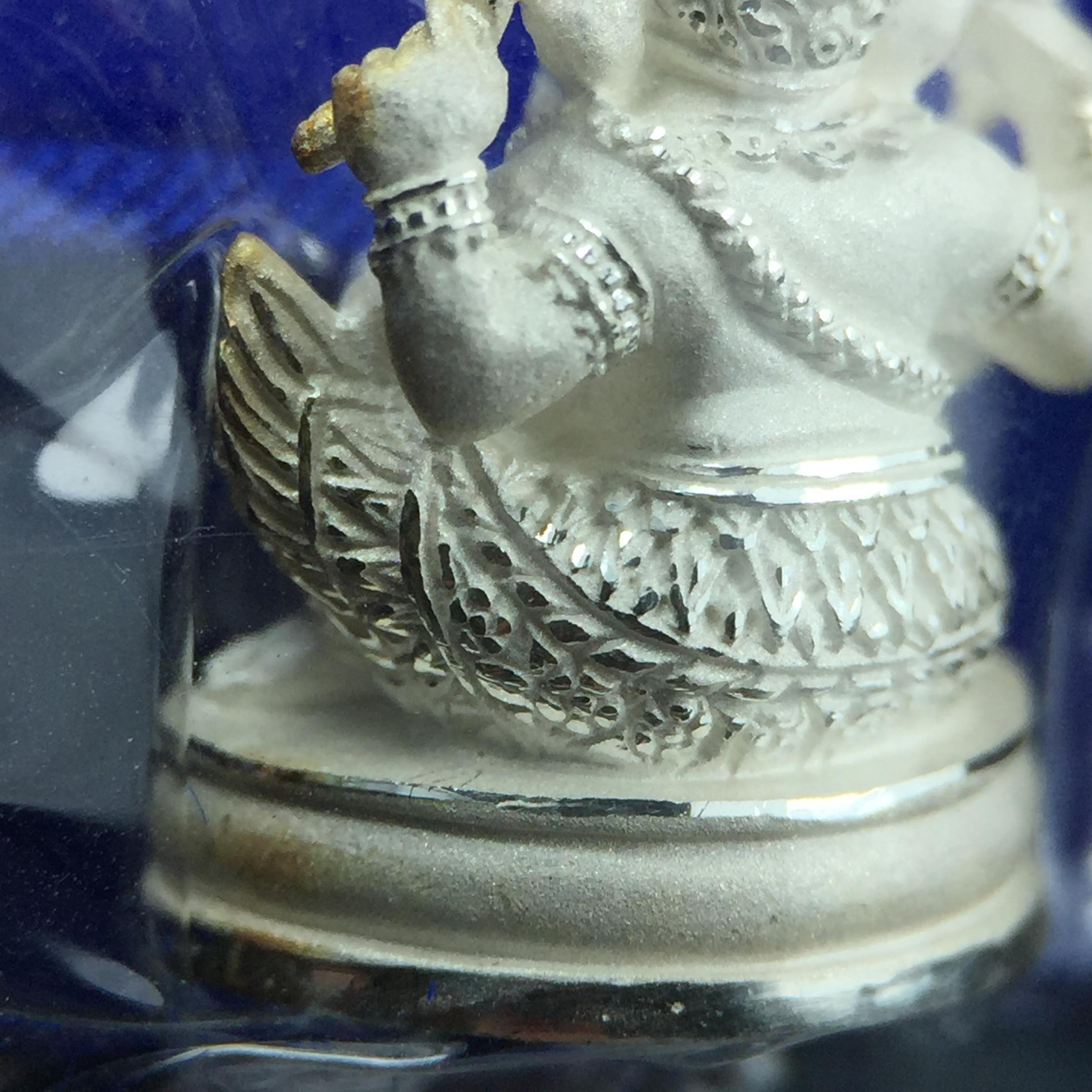 พระพิฆเณศวร วัดบวรนิเวศวิหาร ปี 2542 เนื้อเงินพ่นทรายขัดเงาบางส่วน(ฝังพลอย1เม็ด)(ขนาด 2* 1.4 ซม.) สภาพสวยซีนซองเดิมพร้อมกล่องบรรจุเดิม ตอกโค๊ดหมายเลขกำกับ(ผิวเดิมขึ้นสีรุ้งธรรมชาติ สวย)(คัดสภาพสวยเดิม พิธีใหญ่ พุทธศิลป์งดงาม)