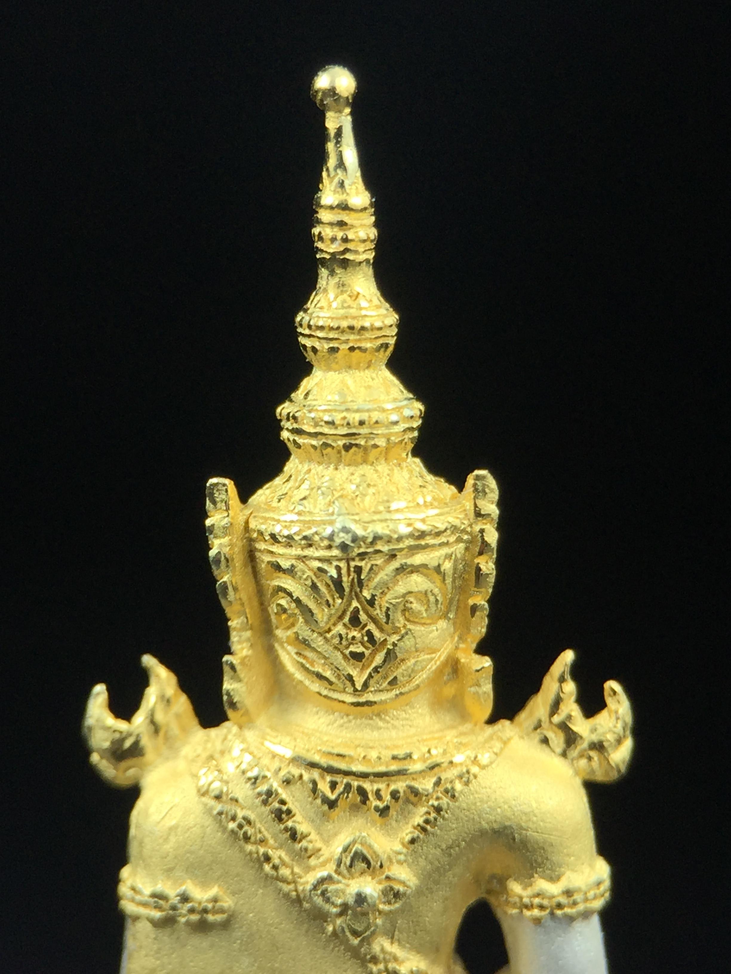 พระแก้วมรกต ภปร. ปี2547 จัดสร้างโดย รพ.ภูมิพลฯ เนื้อเงิน (3 กษัตริย์)ลอยองค์ หน้าตัก 1/2 นิ้ว งดงามทรงคุณค่าอีกหนึ่งรุ่นยอดนิยม หายาก