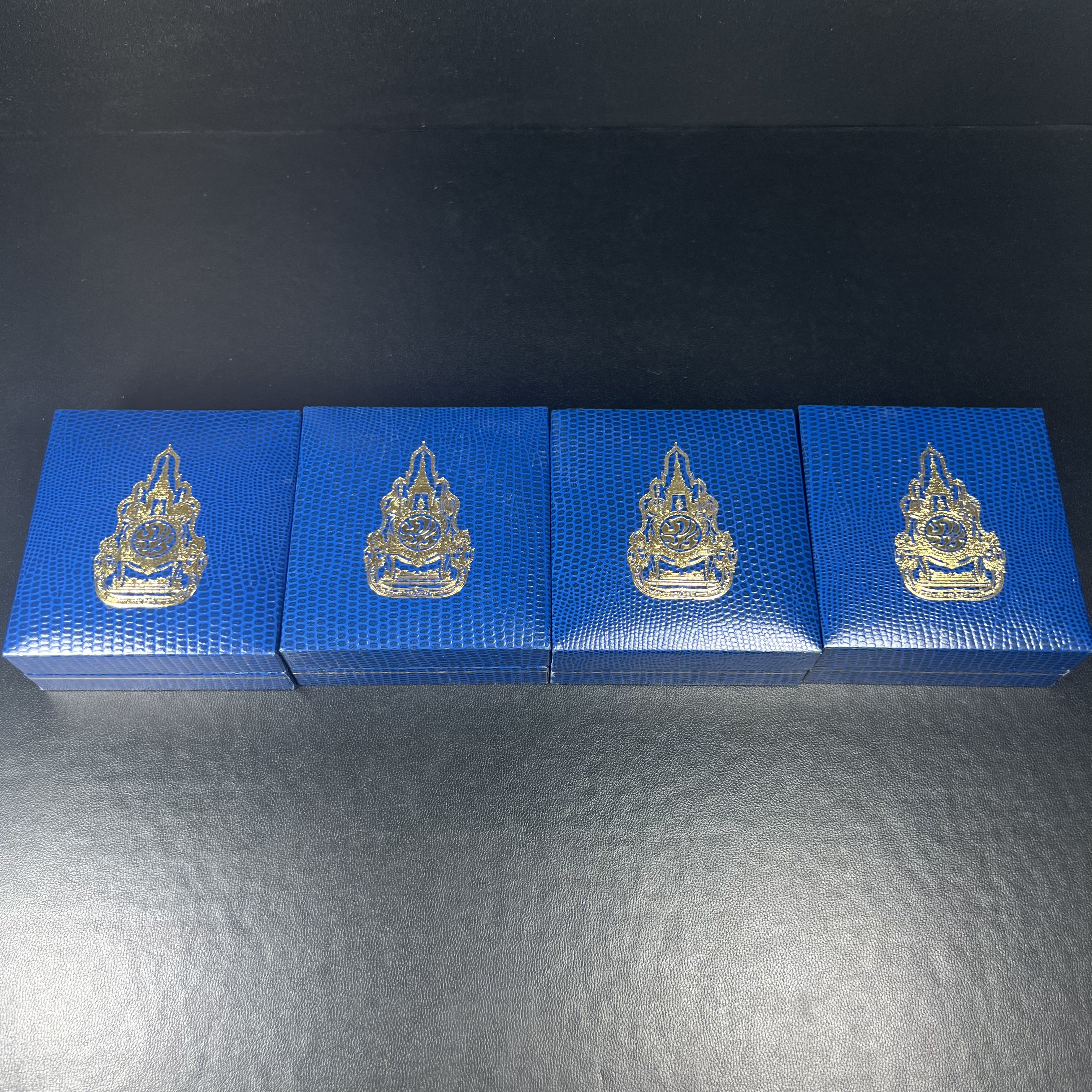 เข็มที่ระลึกตราสัญลักษณ์งานฉลองสิริราชสมบัติครบ 60 ปี พุทธศักราช 2549 ในหลวงรัชการที่ 9 จัดทำขึ้นโดยสำนักงานปลัดสำนักนายกรัฐมนตรี