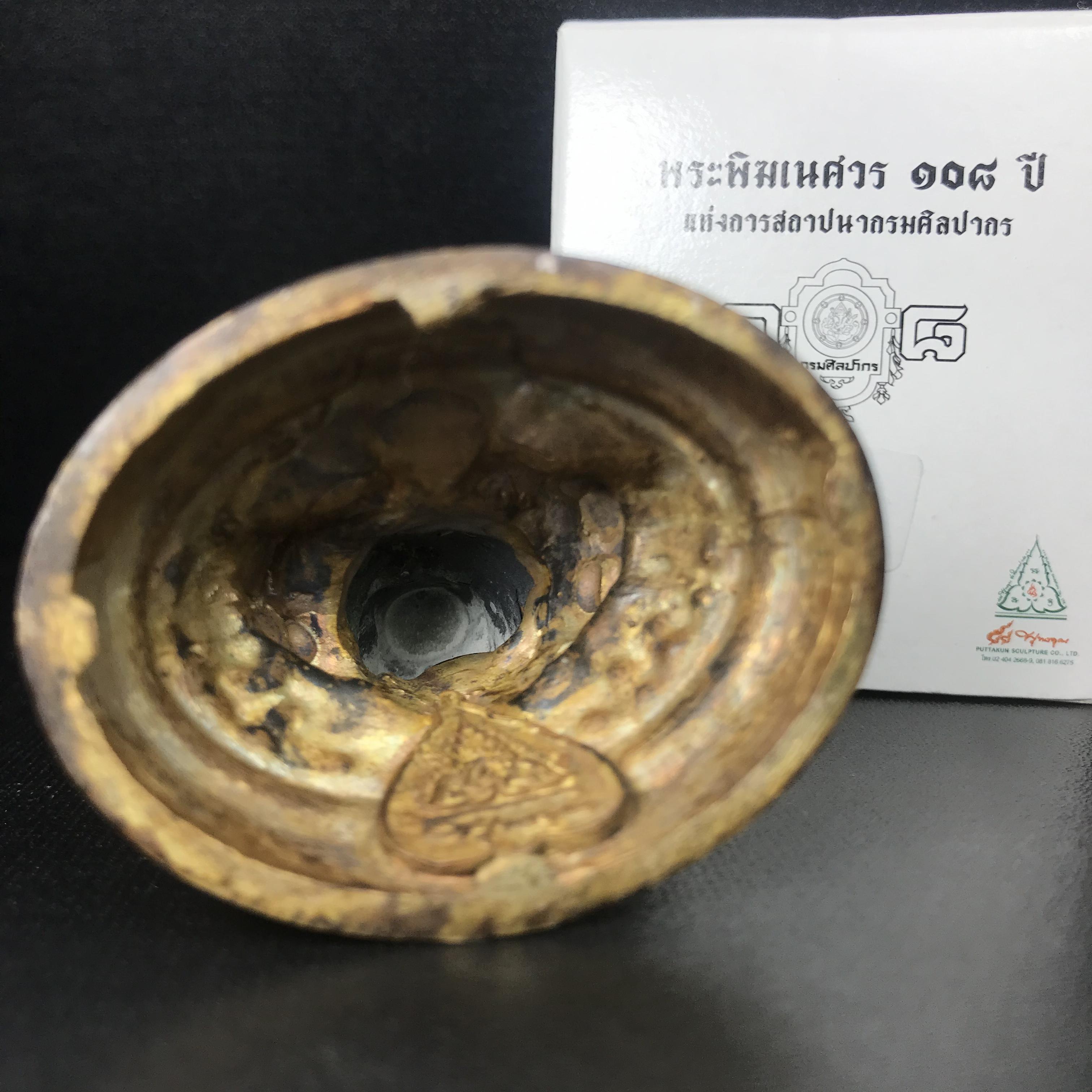 พระพิฆเนศวร รุ่น 108 แห่งการสถาปนากรมศิลปากร ปี 2562 ขนาดบูชาหน้าตัก 1.5 นิ้ว เนื้อทองเหลืองรมดำ (พิธีใหญ่ มวลสารดี)(เลขนัมเบอร์ 714)1 ใน 1999 องค์