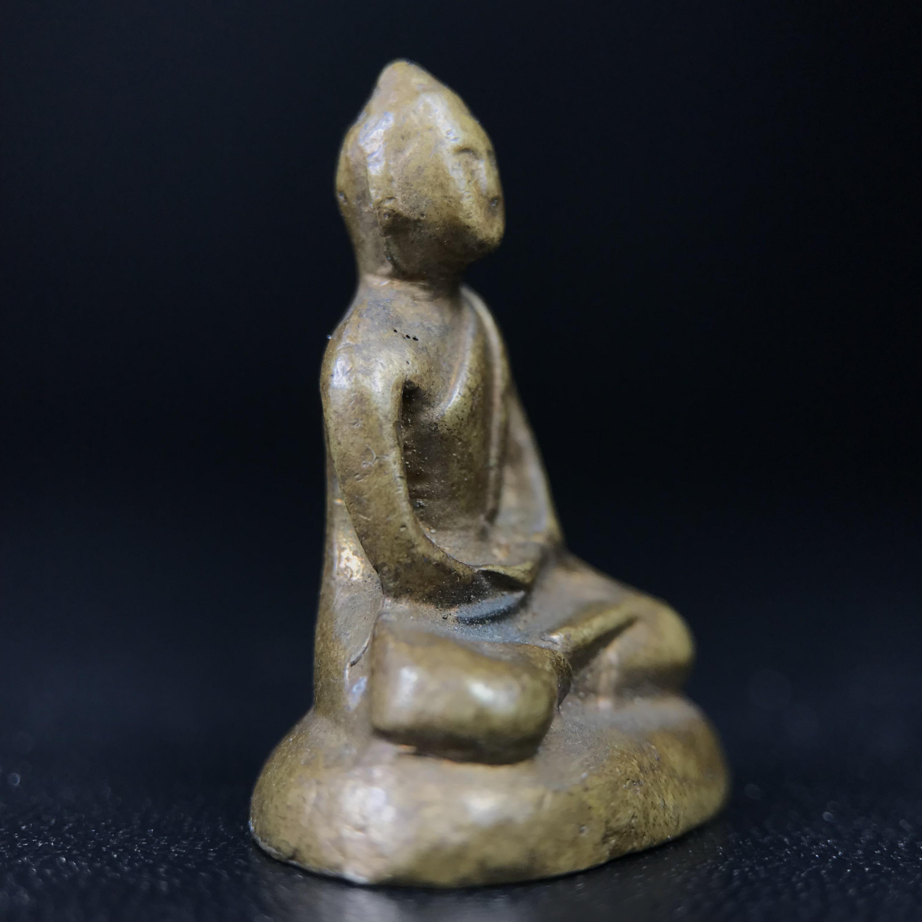 พระกริ่งฝีพระหัตถ์สมเด็จย่า ขนาดห้อยบูชาขนาดเล็ก จัดสร้างขึ้นเนื่องในวาระครบ 6 รอบ เมื่อวันที่21 ตุลาคม พ.ศ.2515(ในหลวงรัชกาลที่ 9 เสด็จพระราชดำเนินทรงเททอง)ปลุกเสกยิ่งใหญ่ เกจิ 108 รูป ร่วมปลุกเสก คัดสภาพสวยแบบนี้พบเจอน้อยมาก หมายเลขต้นๆหลักร้อย หายากมาก