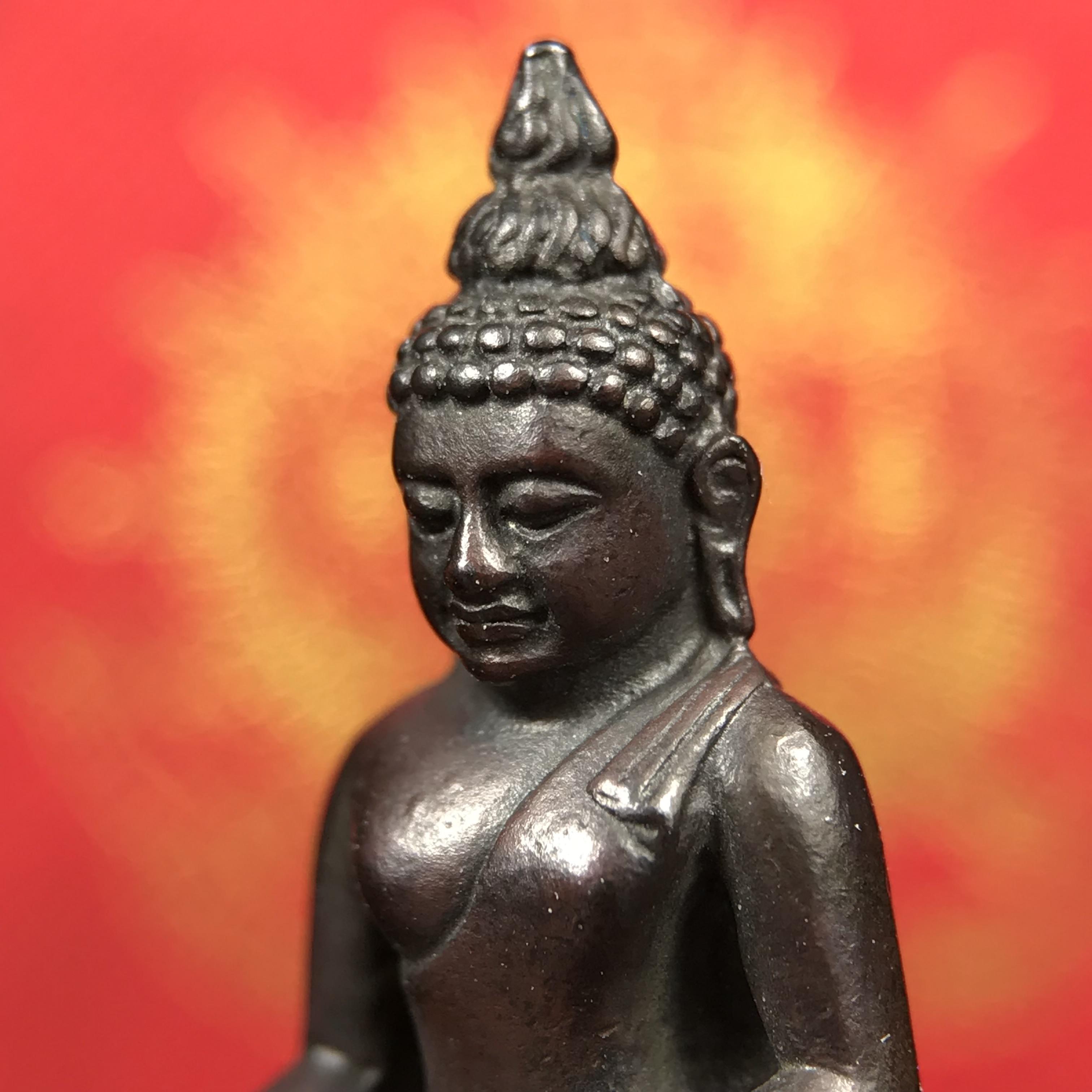 พระกริ่งไพรีพินาศ บรรจุเหล็กไหล ครั้งแรกและครั้งเดียวในประวัติศาสตร์ เฉลิมพระเกียรติ พระบาทสมเด็จพระเจ้าอยู่หัวรัชกาลที่9 พระชนมพรรษา 6 รอบ ปี2542 เนื้อนวโลหะผสมทองคำ(บรรจุเหล็กไหล)ดีนอก-ดีใน พิธีใหญ่ มวลสารเด่น (หายาก)