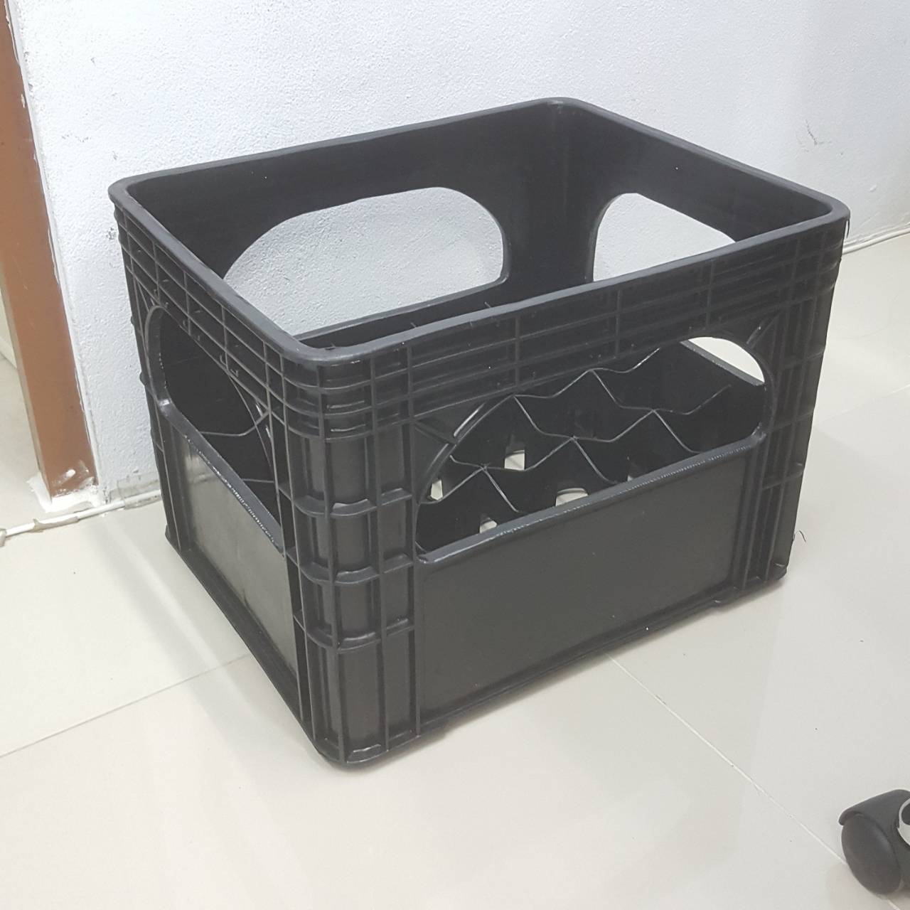 ลังน้ำปลา 20 ช่อง 001 B ดำ