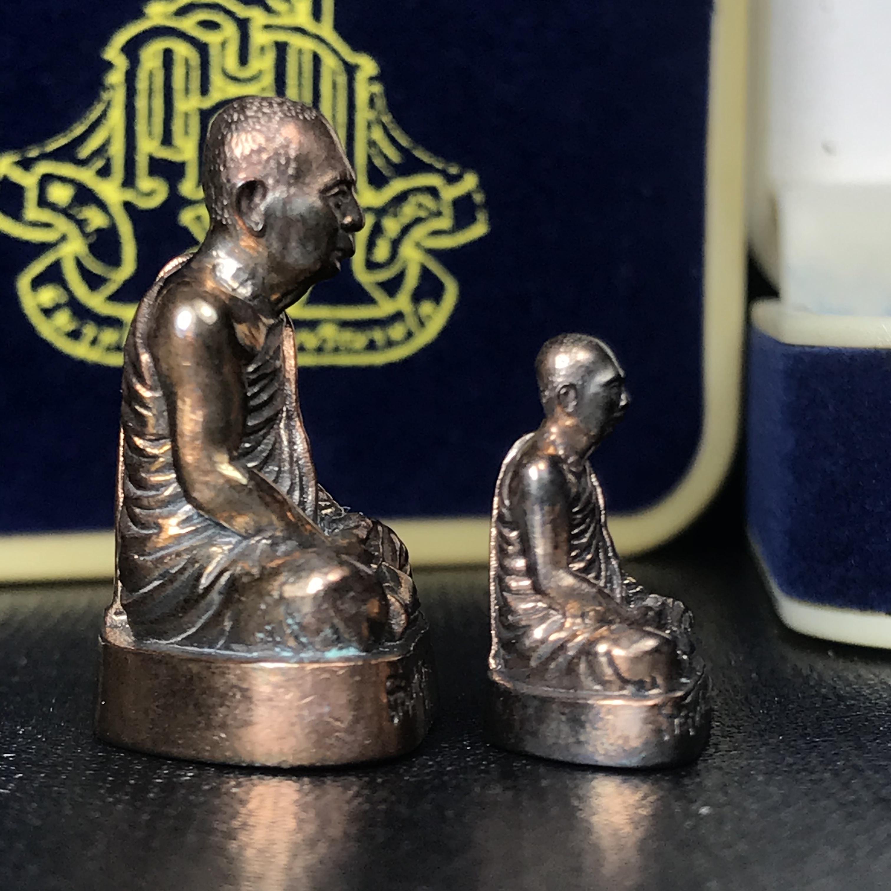 พระรูปเหมือนลอยองค์ สมเด็จพระสังฆราช วัดบวรนิเวศวิหาร รุ่น คชวัตร ปี2546 ที่ระลึกงานฉลองพระชนมายุ 90 พรรษา เนื้อนวโหละ (พิมพ์ใหญ่หน้าตัก 1.5ซม.+พิมพ์เล็กหน้าตัก1 ซม.)รวม1 ชุด 2 องค์