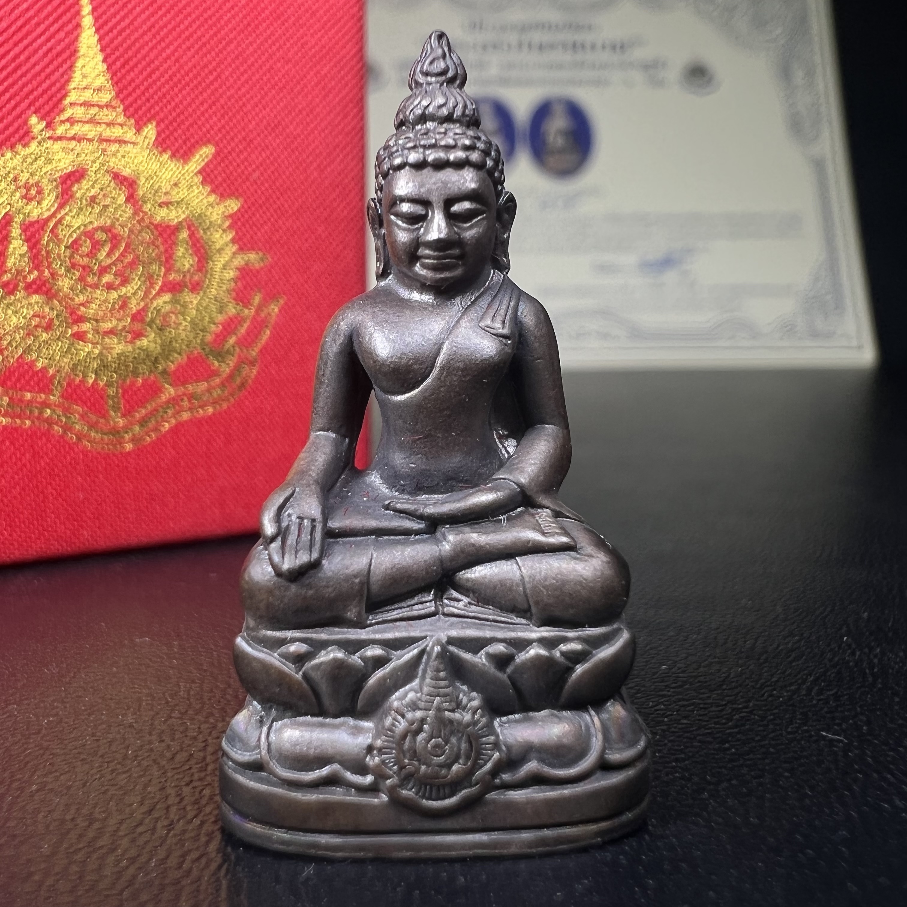 พระกริ่งไพรีพินาศ เฉลิมพระเกียรติ พระบาทสมเด็จพระเจ้าอยู่หัวรัชกาลที่9 พระชนมพรรษา 6 รอบ ปี2542 เนื้อนวโลหะผสมทองคำ(บรรจุเหล็กไหล)ดีนอก-ดีใน***องค์นี้สภาพสวยครบสมบูรณ์ มาพร้อมกล่องเดิมและใบรับรองจากผู้จัดสร้างแบบนี้หายากมาก***