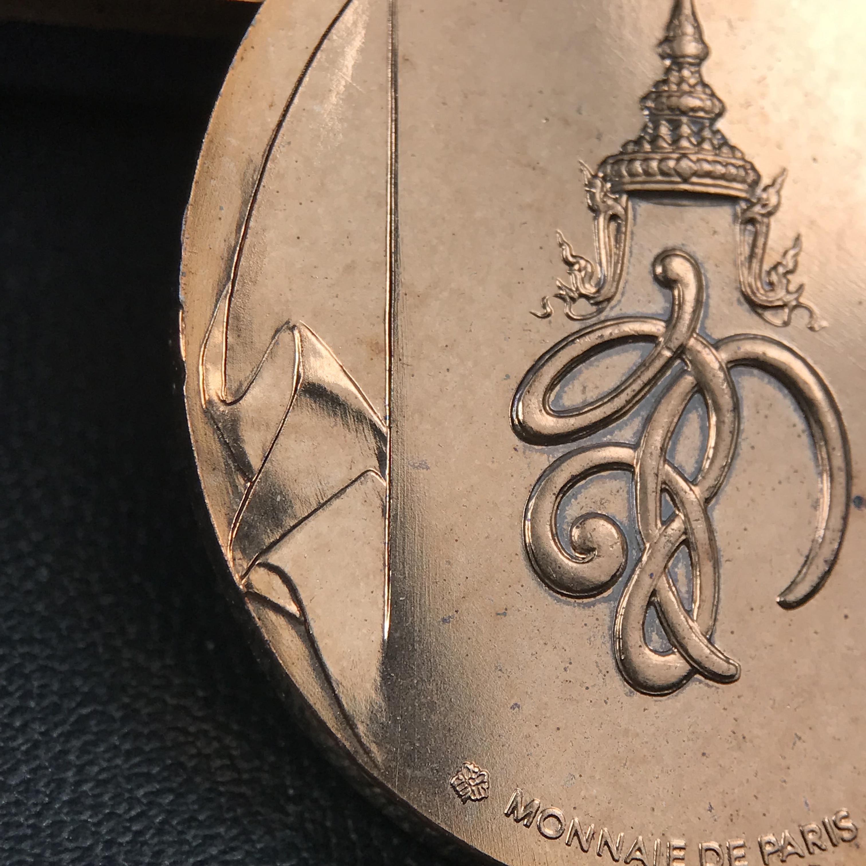 หลวงพ่อทวด พระนามาภิไธย สก. วัดห้วยมงคล จ.ประจวบคีรีขันธ์ ปี 2544(รุ่นแรก) เหรียญเนื้อนวโลหะ(Thai Bonze) ผลิตโดยโรงกษาปณ์ โมเน่ร์เดอปารีส ประเทศฝรั่งเศส สวยงดงามสภาพสวยกล่องใบรับรองครบสมบูรณ์(คุ้มครองแคล้วคลาด พิธีใหญ่) องค์หมายเลข 1807 (1 ใน 2999 เหรียญ)