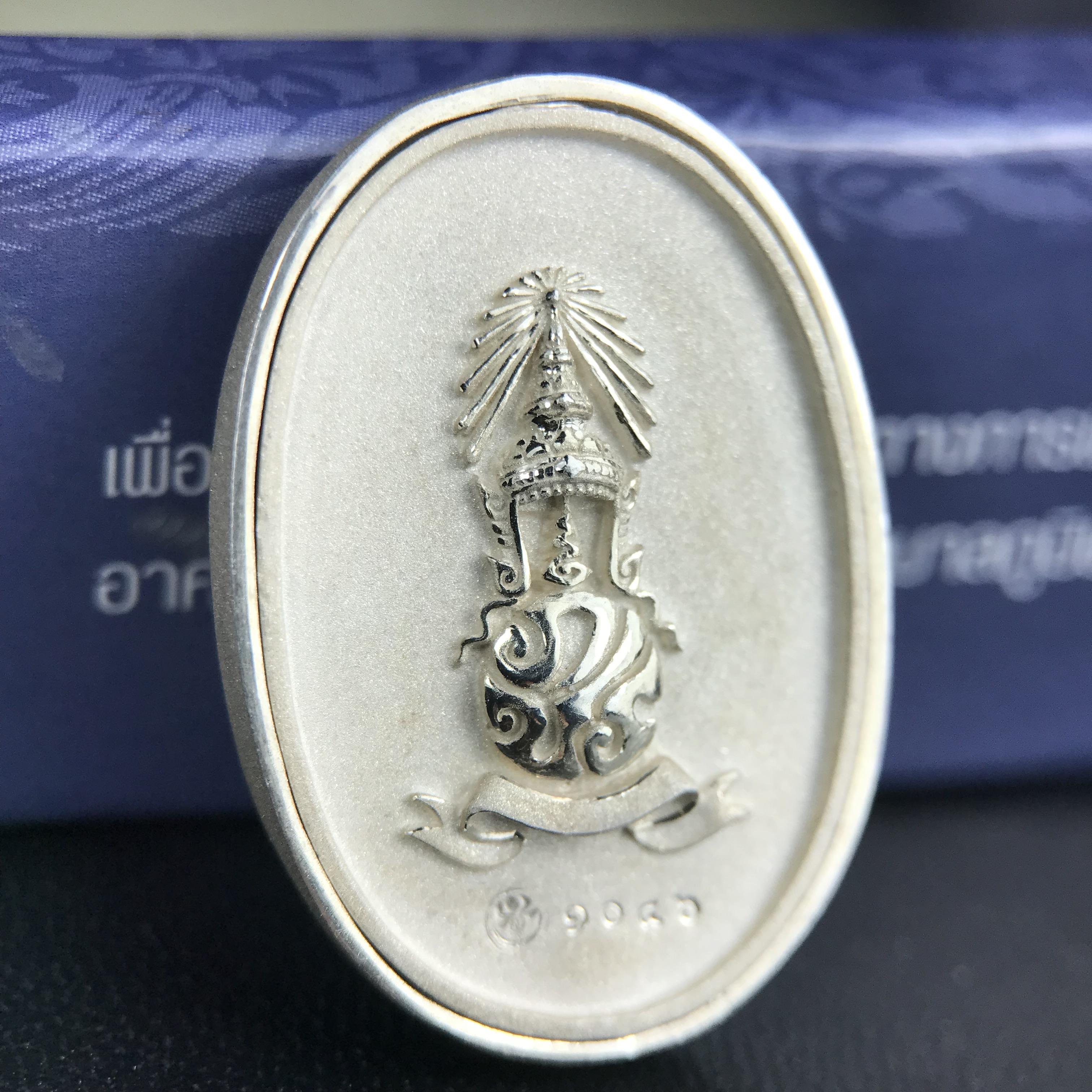 พระแก้วมรกต ภปร. ปี 2547 จัดสร้างโดยโรงพยาบาลภูมิพลอดุลยเดช เนื้อเงิน (3 กษัตริย์) เหรียญทรงกลมรี ขนาด 20*28 มม.พิธีมหามังคาภิเษก ณ พระอุโบสถวัดพระศรีรัตนศาสดาราม(วัดพระแก้ว) งดงามทรงคุณค่าอีกหนึ่งรุ่นยอดนิยม หายาก(องค์หมายเลข ๑๐๔๖)