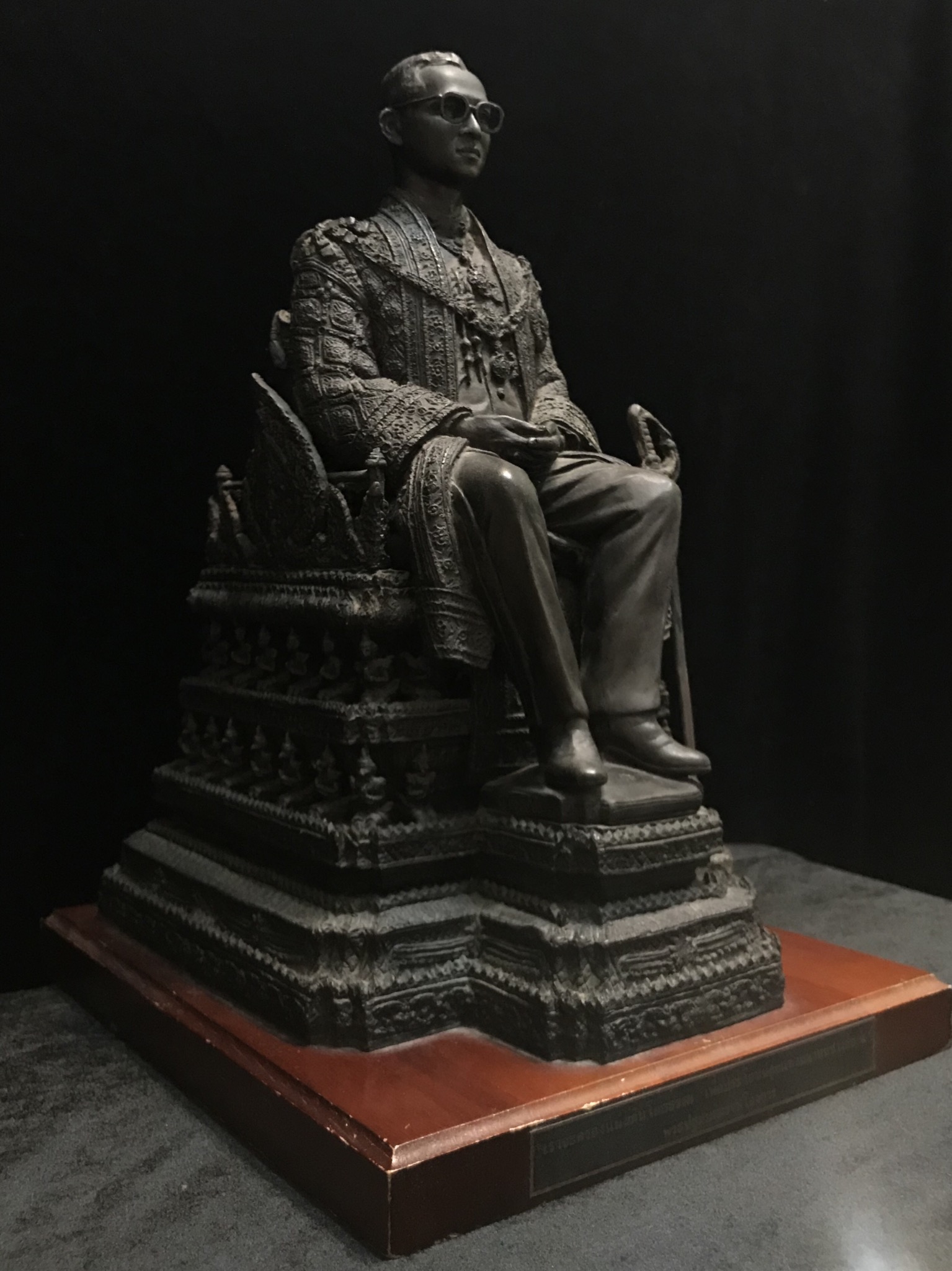 พระบรมรูปพระบาทสมเด็จพระเจ้าอยู่หัวรัชกาลที่9(นั่งบัลลังก์) กระทรวงมหาดไทยจัดสร้าง ปี2539(นิยม)