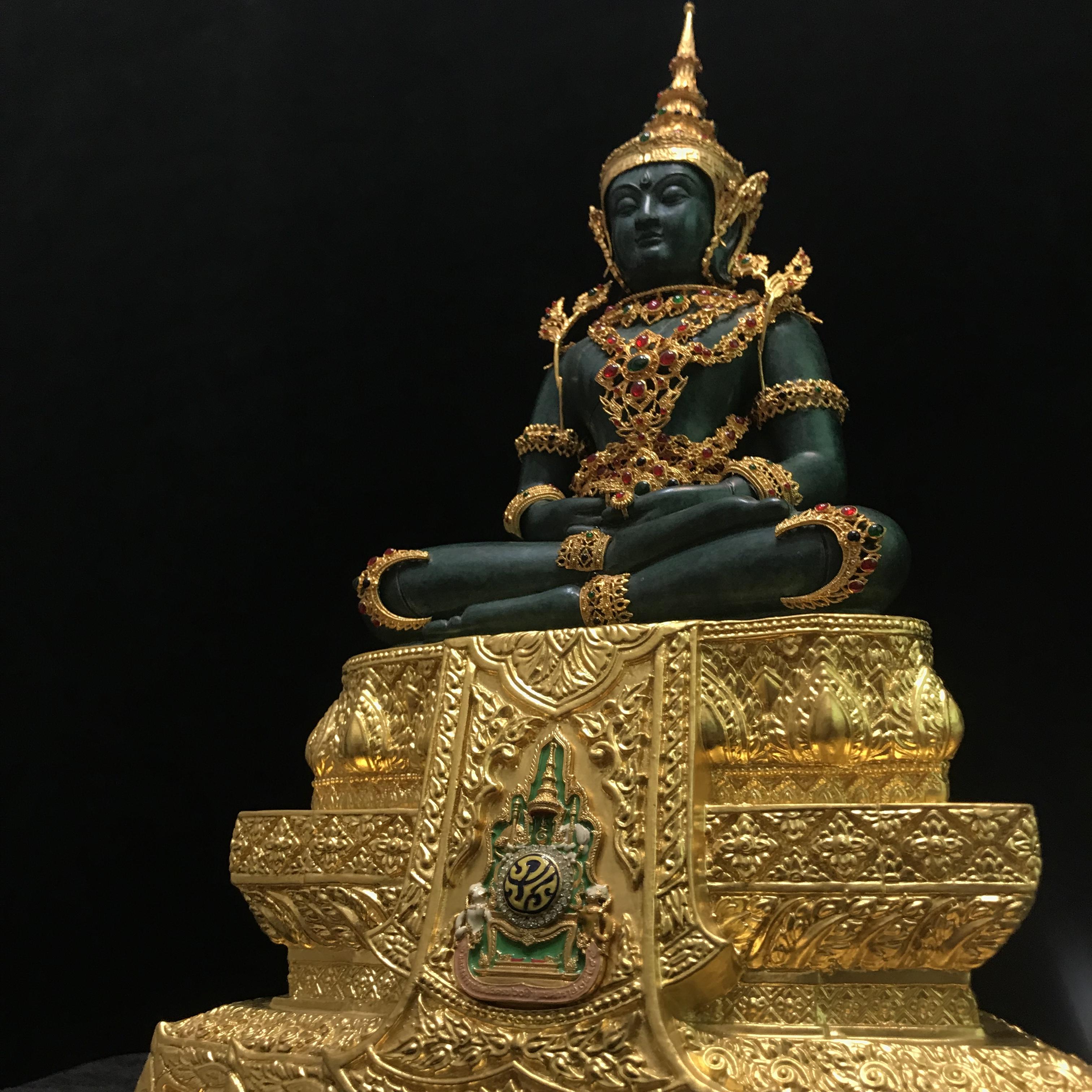 พระแก้วมรกต(จำลอง)ลอยองค์ ขนาดหน้าตัก 5 นิ้ว ทรงเครื่องฤดูร้อน เนื้อโลหะเคลือบสีเขียว เครื่องทรงชุบทองลงยาสี ฐานเนื้อโลหะ ลงรักปิดทองคำ ประดิษฐานตราสัญลักษณ์ฉลองสิริราชสมบัติ ครบ 60 ปี