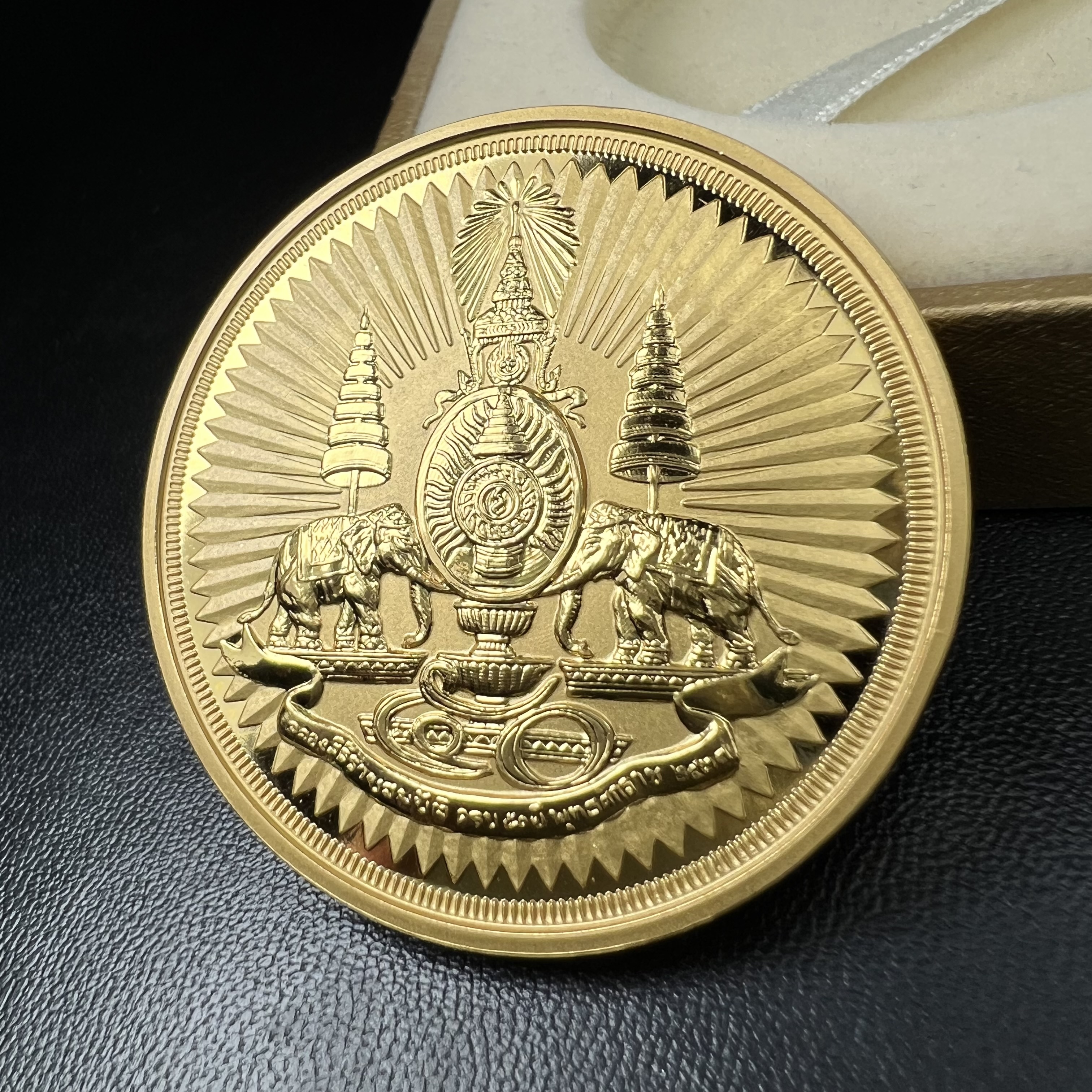 เหรียญตราสัญลักษณ์พระราชพิธีกาญจนาภิเษก สองหน้า เนื้อทองชุบ ขนาด 4 ซม.(เป็นขนาดที่พบเจอน้อยหายากสุดในรุ่น) ที่ระลึกเนื่องในพระราชพิธีฉลองสิริราชสมบัติครบ 50 ปีพ.ศ.2539 จัดสร้างโดยบริษัทการบินไทย (สภาพสวยดุจทองคำพร้อมใบรับรองเดิมกล่องบรรจุครบสมบูรณ์)หายาก