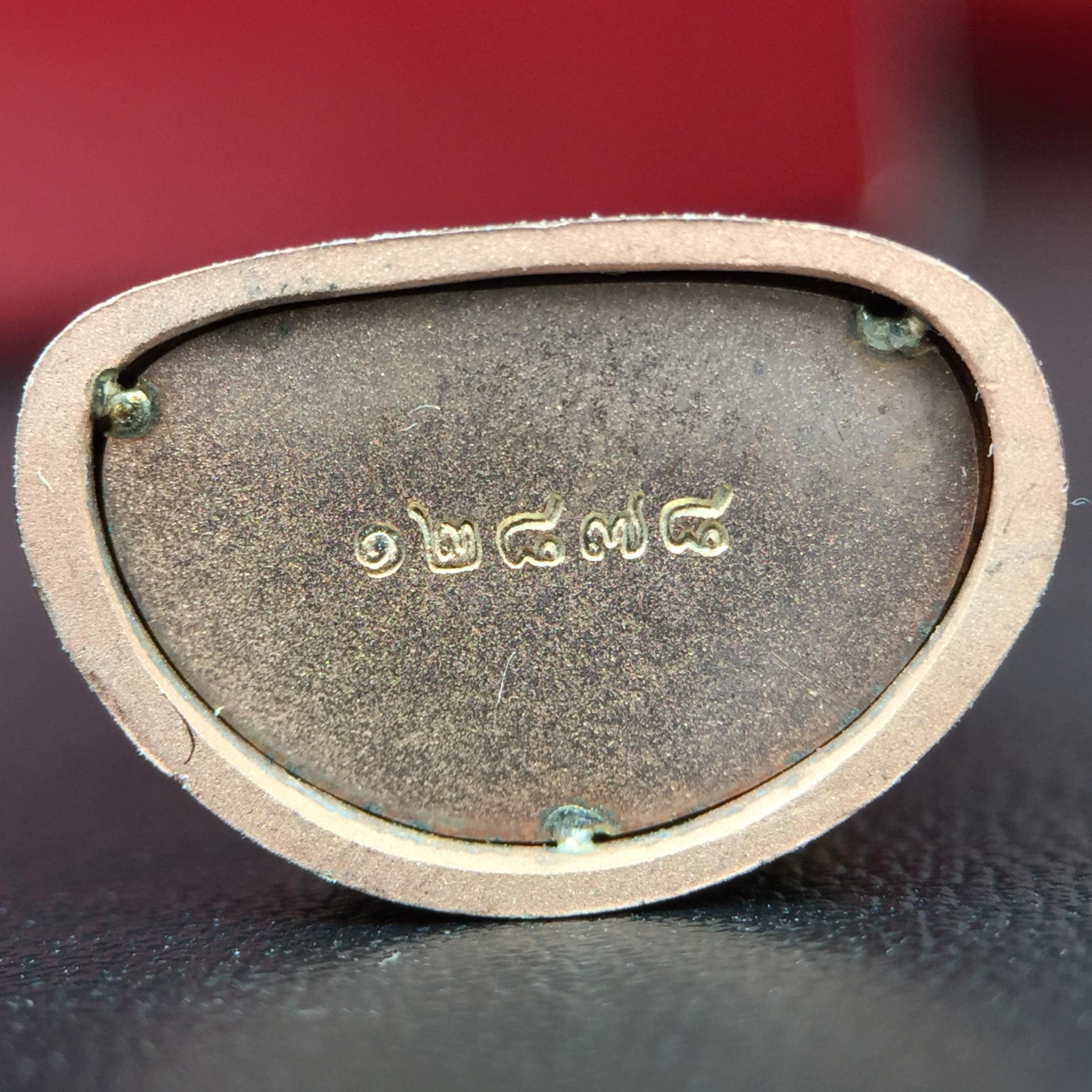 พระแก้วมรกต ภปร.(รุ่นแรก) ปี2545 รุ่นฉลองกรุงรัตนโกสินทร์ครบ 220 ปี พิมพ์ลอยองค์ใหญ่ เนื้อเงินบริสุทธิ์ 92.5% (สามกษัตริย์) ขนาด 19*35 มม. พร้อมกล่องบรรจุดิม สวยครบสมบูรณ์