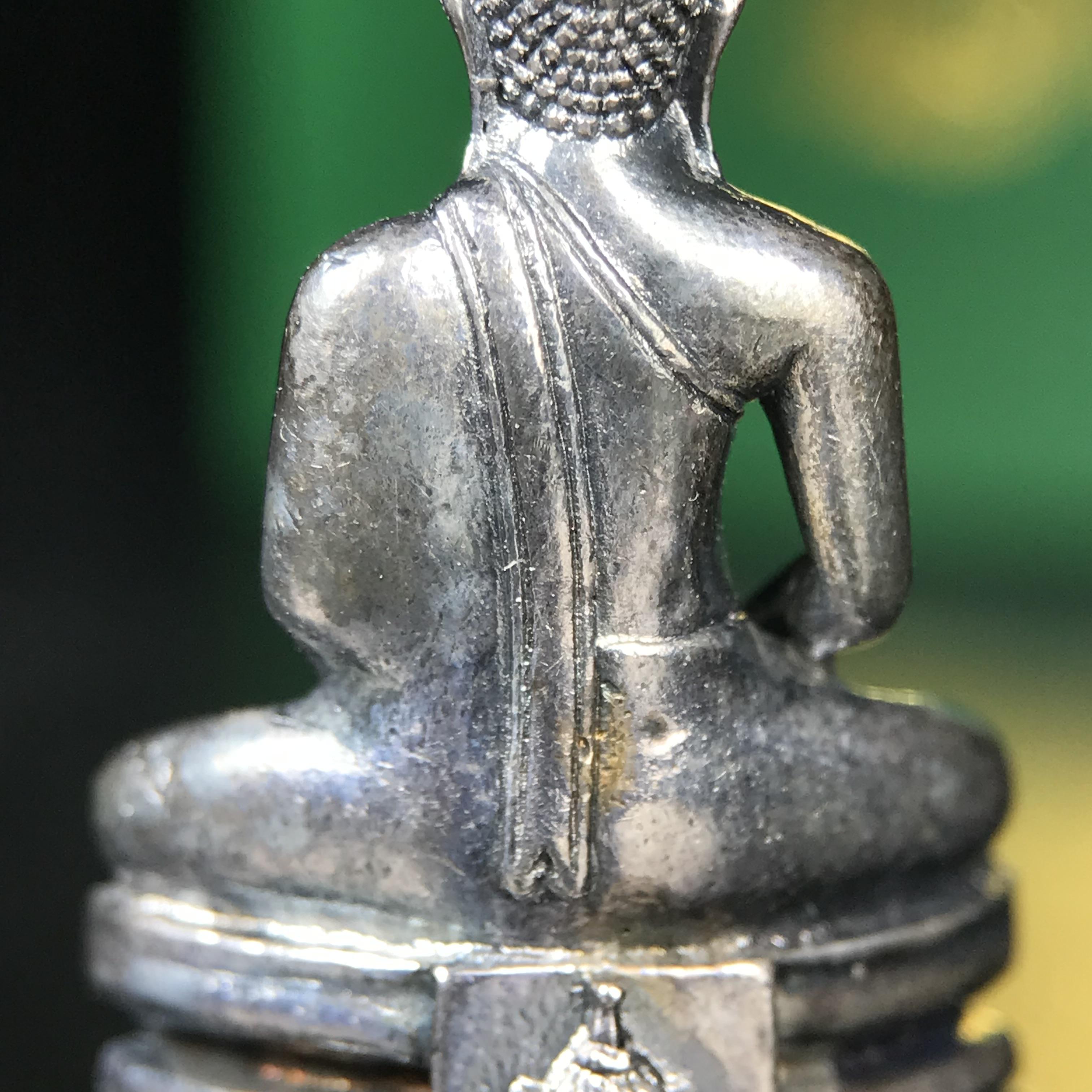 พระพุทธโสธร รุ่น กศก. 120 ปี เนื่องในโอกาสครบ 120 ปี กรมศุลกากร กระทรวงการคลัง จัดสร้าง ปี 2537 เนื้อเงินบริสุทธิ์ 99.9% ผิวขัดเงาลงดำ(เข้มขลัง)(งานบริษัท แพรนด้า จิวเวลรี่)สวยงดงาม ทรงคุณค่า