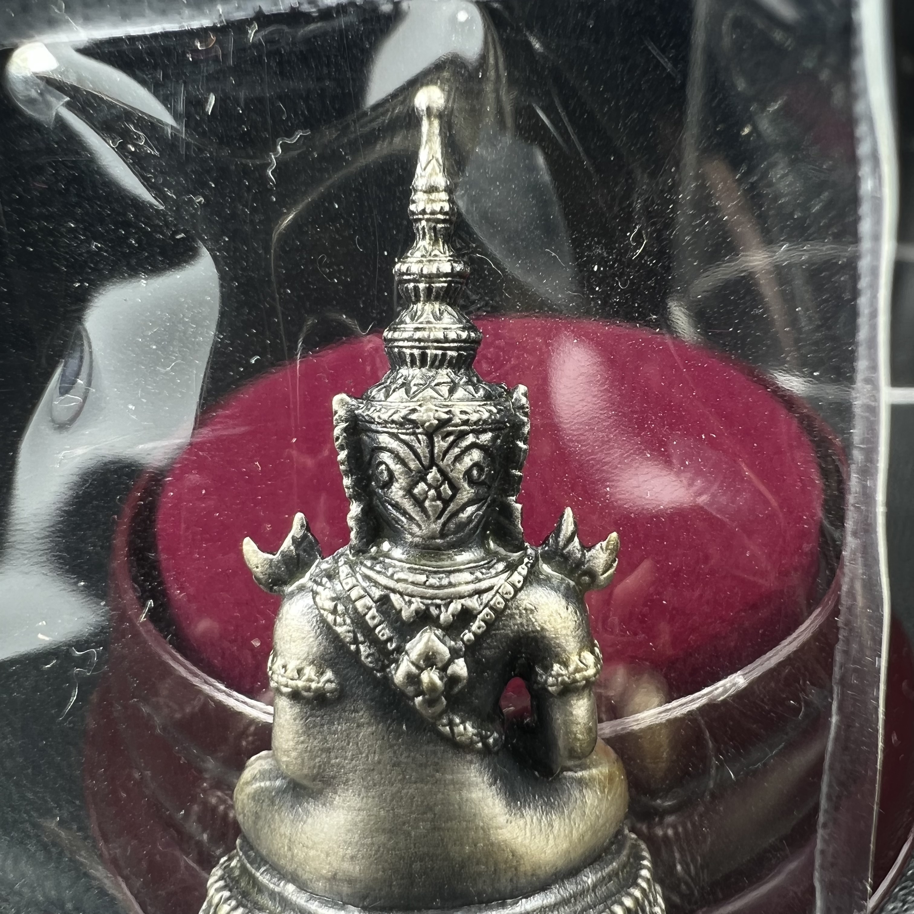 พระแก้วมรกต ภปร.(รุ่นแรก) ปี2545 รุ่นฉลองกรุงรัตนโกสินทร์ครบ 220 ปี พิมพ์ลอยองค์ใหญ่ เนื้ออัลปาก้า ชุบเงินลงดำ ขนาด 19*35 มม. พร้อมครอบตั้งโชว์เดิม องค์พระซีนซองเดิม สวยครบสมบูรณ์