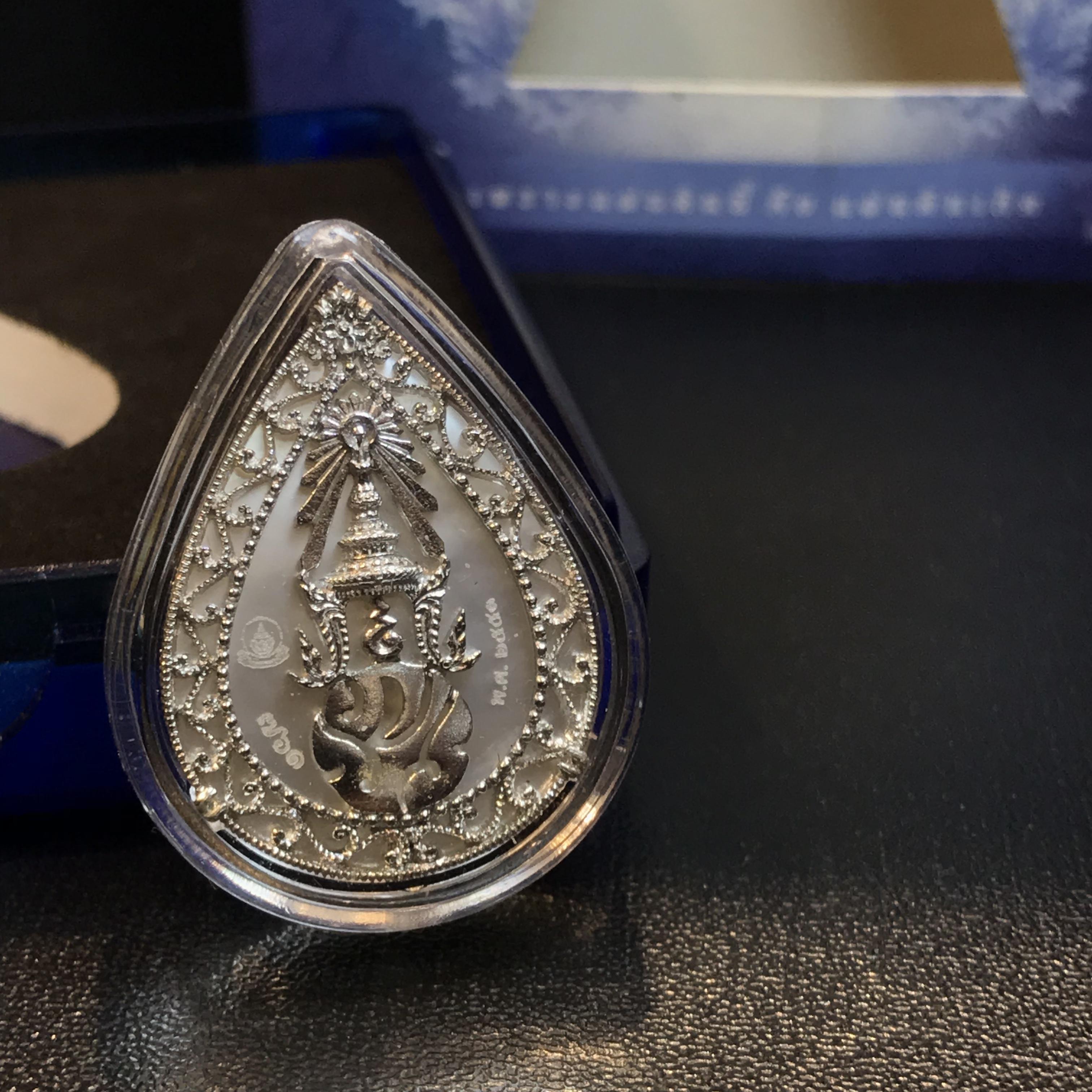 เหรียญพระพุทธชินราช ภปร. รูปหยดน้ำ โครงการ เพราะแผ่นดินนี้คือแผ่นดินเกิด เนื้อเงินชุบทองคำขาวปี2551 (ขนาด 21 x 29 มม.) (สวยงามหายาก)1ใน5000องค์