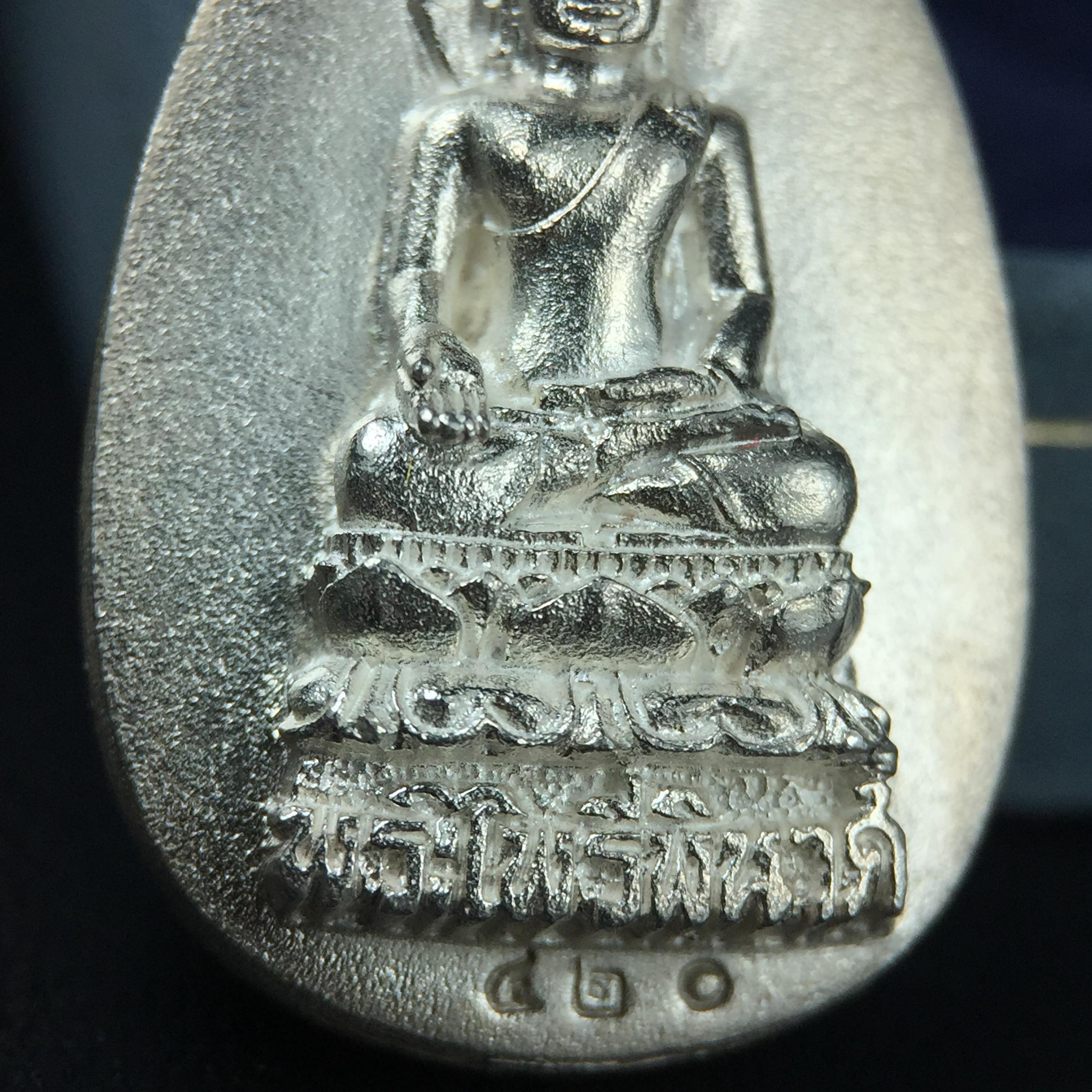 เหรียญพระไพรีพินาศตราสัญลักษณ์ หลัง สก มหามงคลเฉลิมพระชนมพรรษา 5 รอบ ครบ 60 พรรษาพระราชินีในหลวงรัชกาลที่ 9 ปี 2535 วัดบวรนิเวศวิหาร เนื้อเงิน(หมายเลข ๔๒๐)พร้อมกล่องบรรจุเดิมสวยครบ (เนื้อเงินรุ่นนี้พบเจอน้อยมาก)